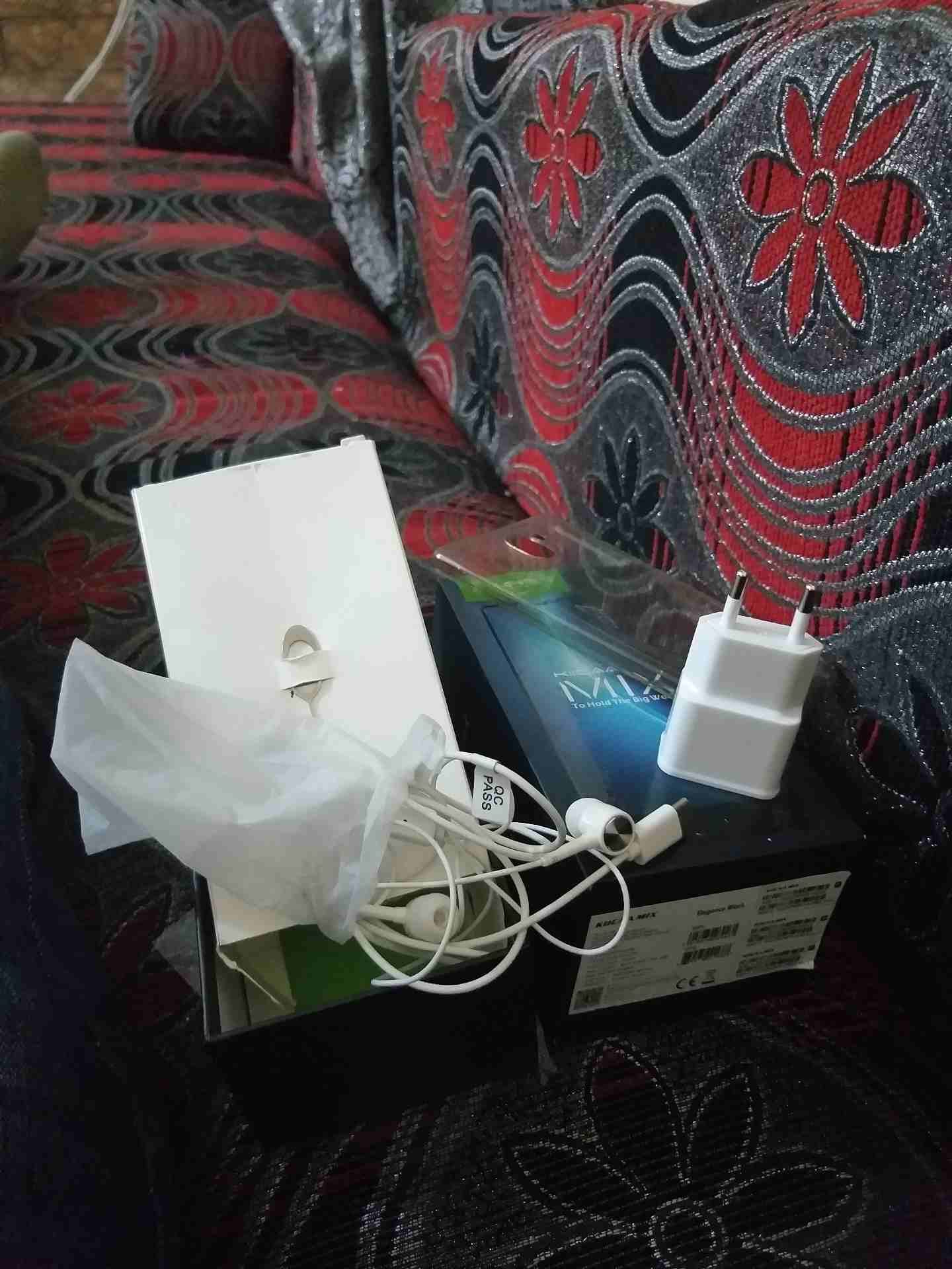LEAGOO MIX (32G) (4g)
لا تنسَ أنك شاهدت هذا الإعلان في عنكبوت
جهاز ليجو ميكس بدون حواف
32 جيجا...