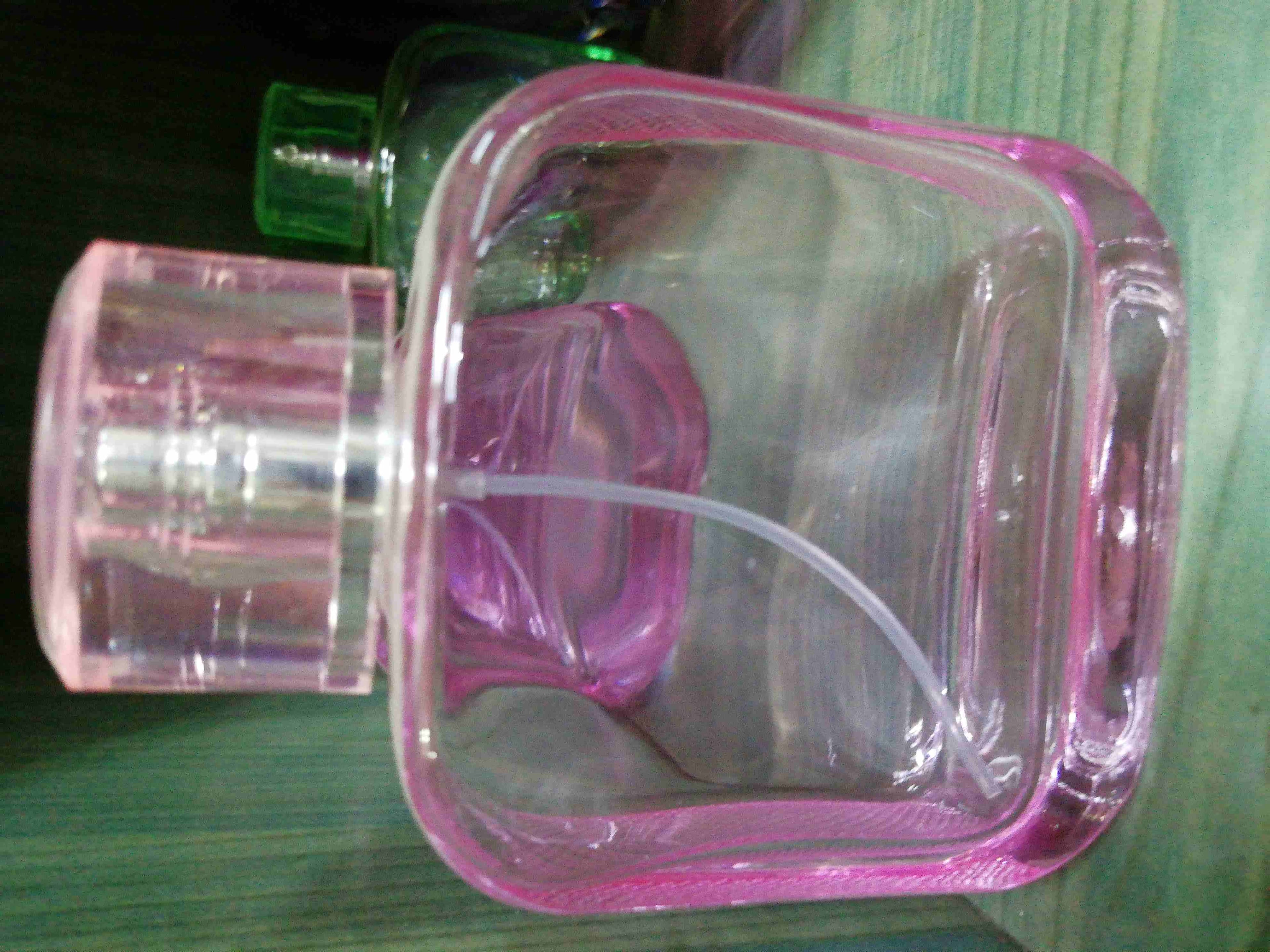 عطور فرنسيه
لا تنسَ أنك شاهدت هذا الإعلان في عنكبوت
للاناقة عنوان... فكرة لصناعة العطور.... صناعه...