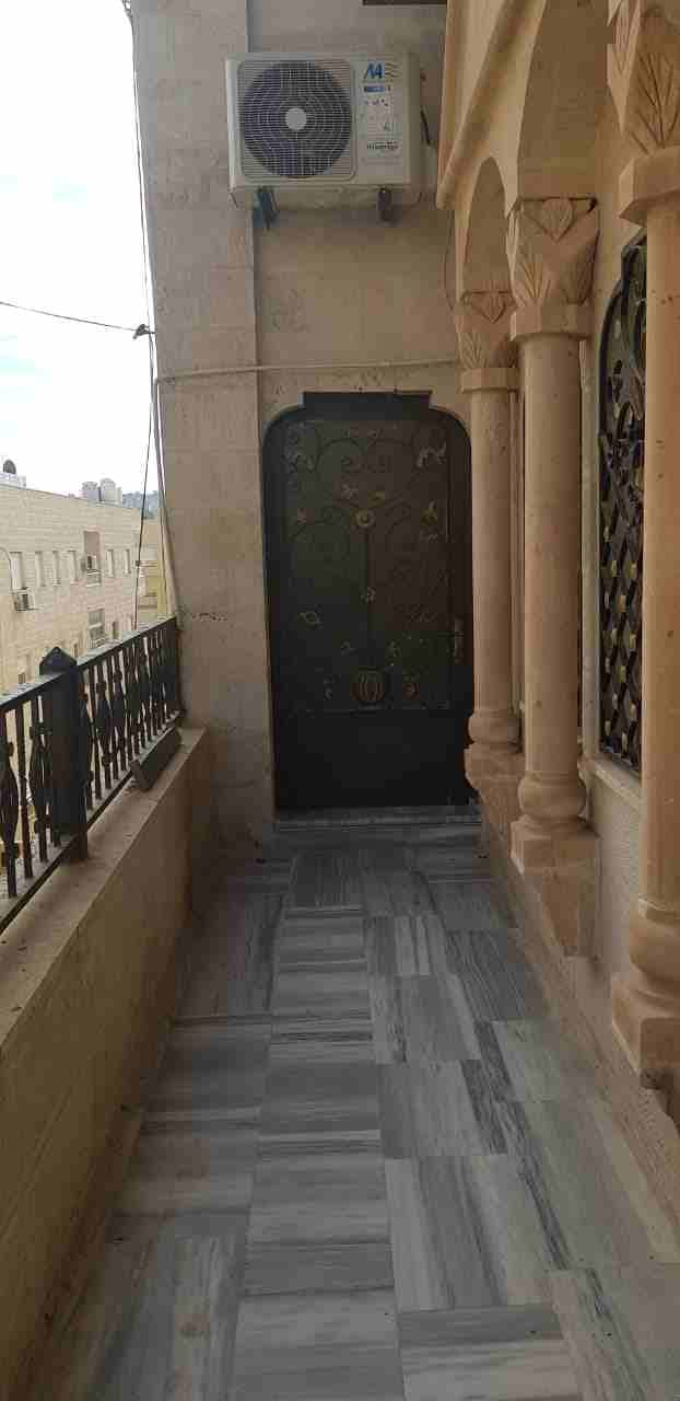 شقة طابقية مع حديقة بسعر مغري جدا جدا
لا تنسَ أنك شاهدت هذا الإعلان في عنكبوت
شقة طابقية للبيع بس...