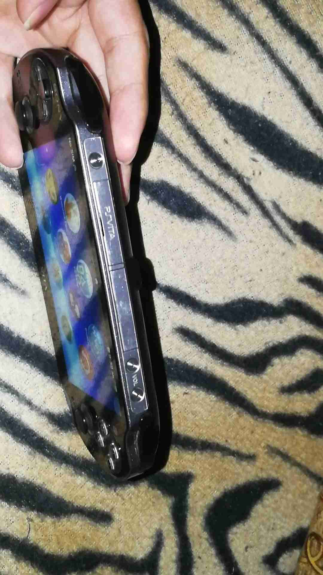 ps فيتا
لا تنسَ أنك شاهدت هذا الإعلان في عنكبوت
الجهاز فحص وكالة زي مهو بالصور معو شاحن وممري...