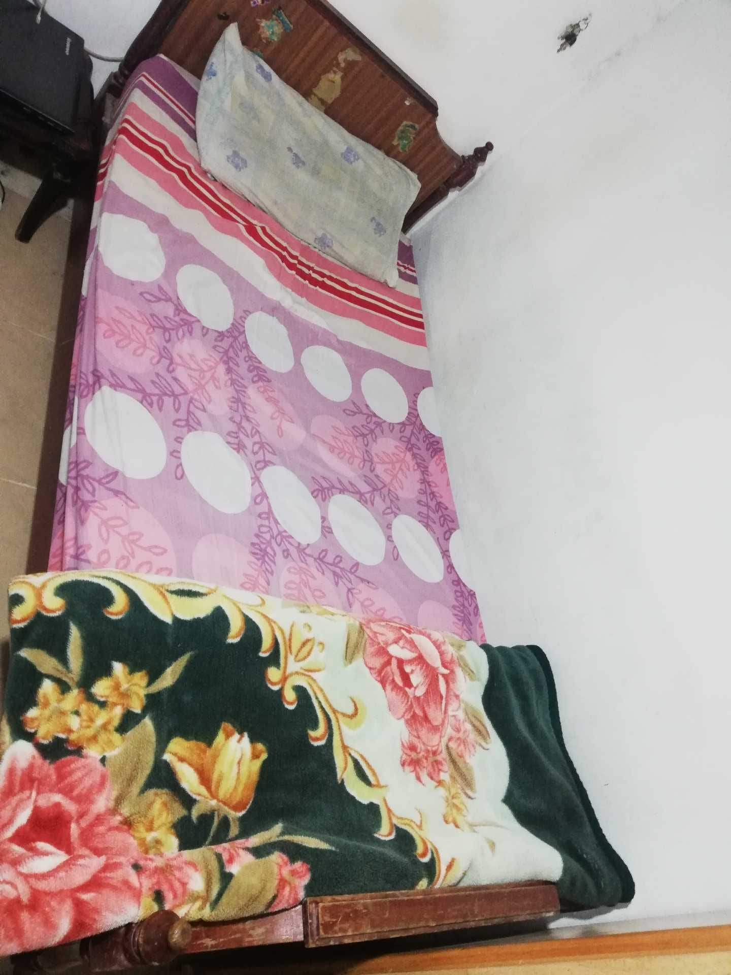 تخت مستعمل
لا تنسَ أنك شاهدت هذا الإعلان في عنكبوت
تخت مع الجنبيه. والحرام متل. ما بالصوره...