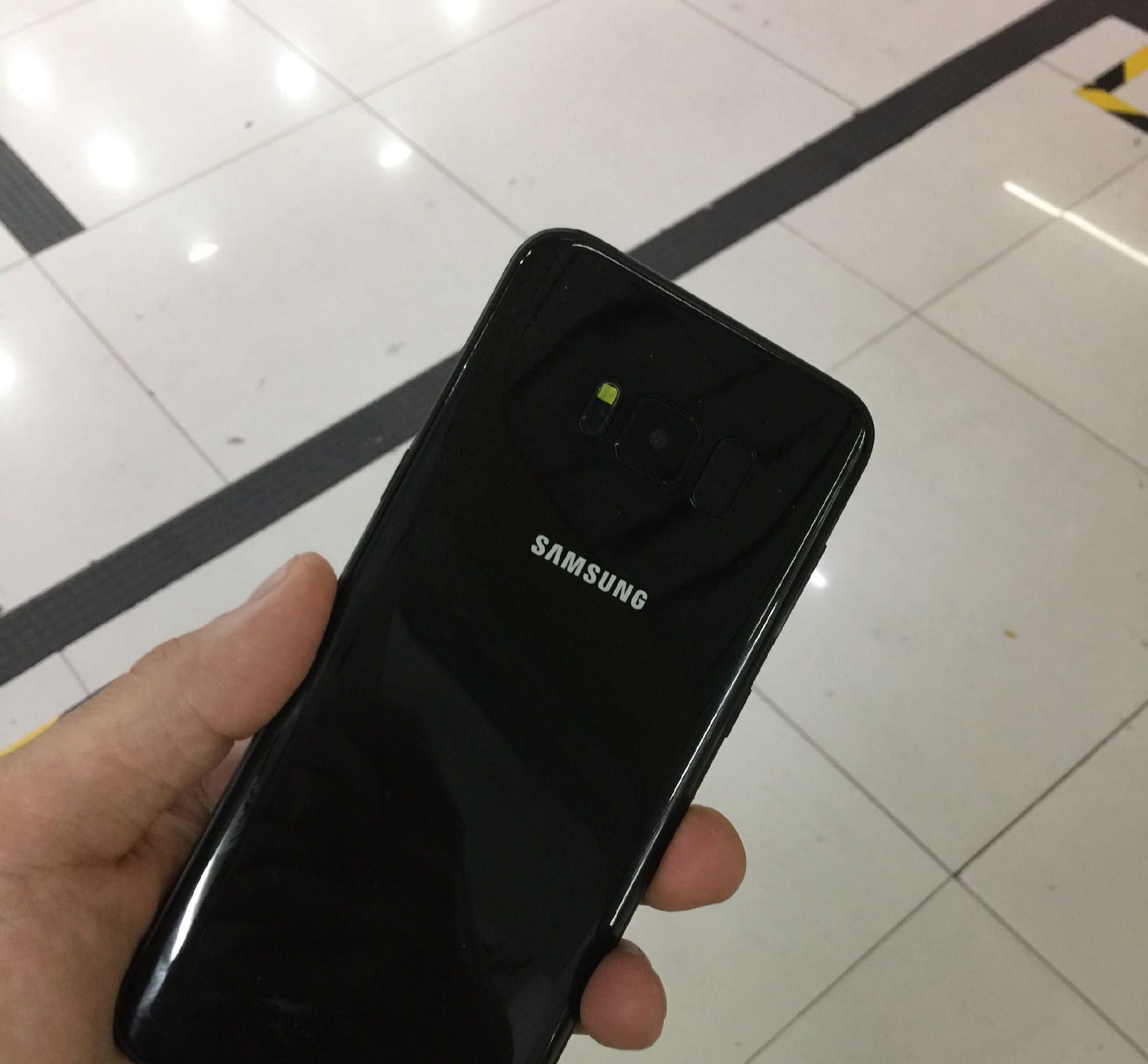 جلاكسي S8 للبيع
لا تنسَ أنك شاهدت هذا الإعلان في عنكبوت
معو شاحن فقط وفي كسر بقزاز الخلفي بس...