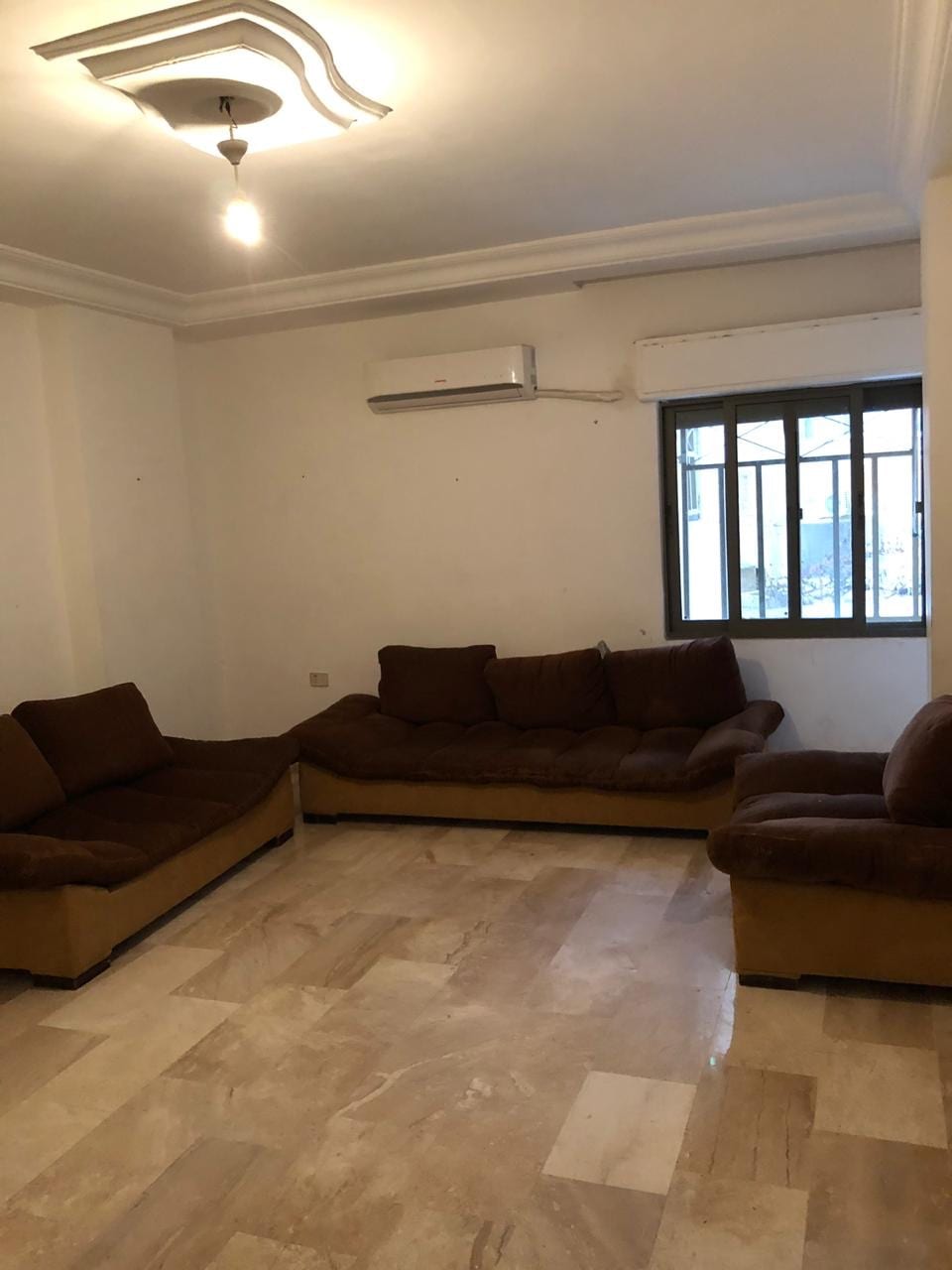 كنب للبيع
لا تنسَ أنك شاهدت هذا الإعلان في عنكبوت
الكنب بحالة جيدة جداً .
المكان مرج الحمام...