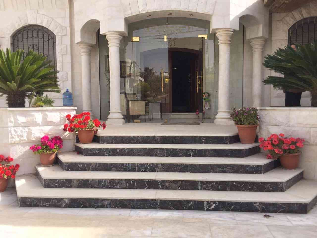 الجبيهه فيلا مستقله فخمه جدا جدا موقع مميز ارض 1050م بناء 650م
لا تنسَ أنك شاهدت هذا الإعلان في عنكبوت...