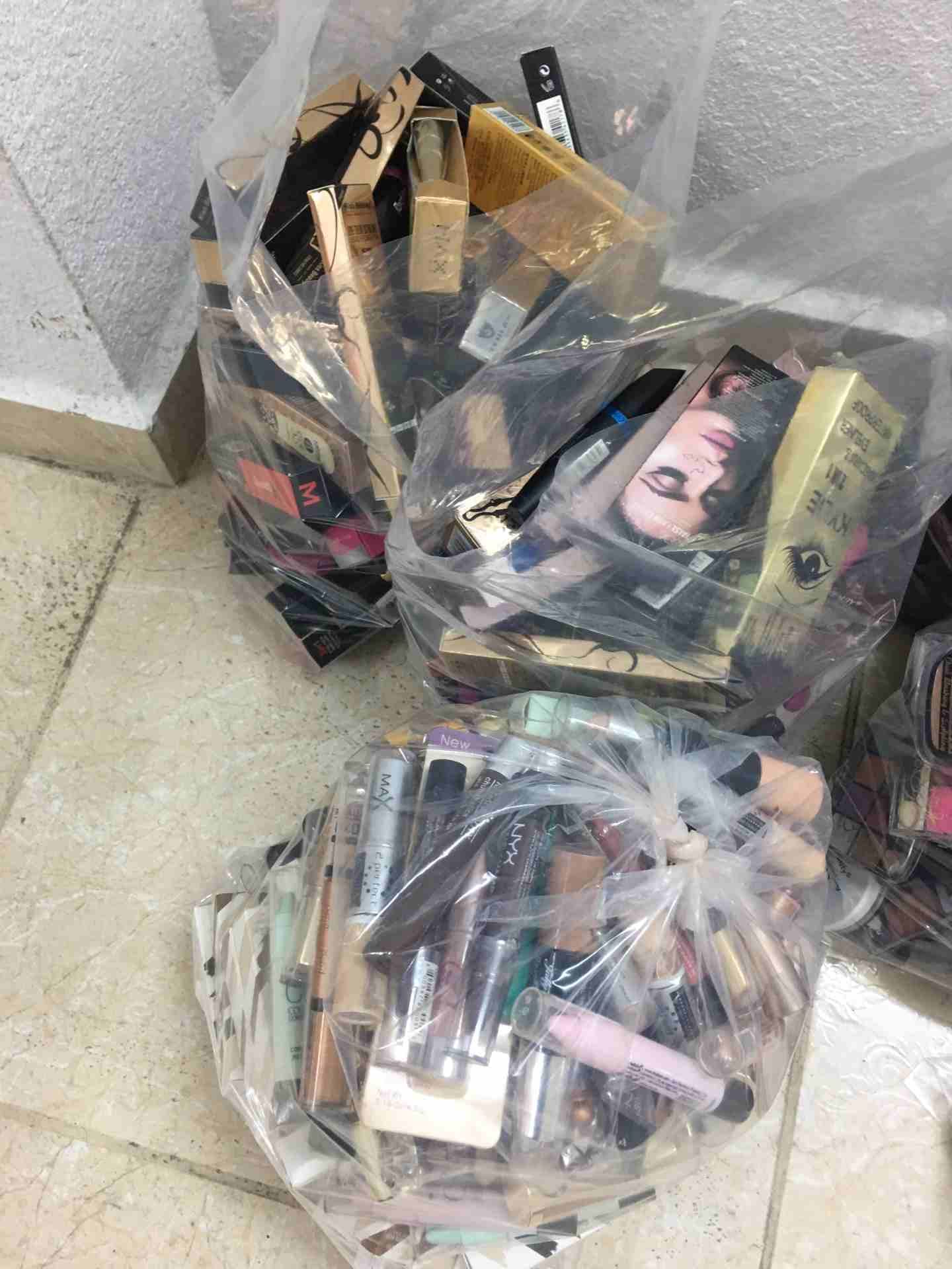شروه مكياجات مشكله
لا تنسَ أنك شاهدت هذا الإعلان في عنكبوت
الكميه المتوفره 5000 الالاف قطعه
السع...