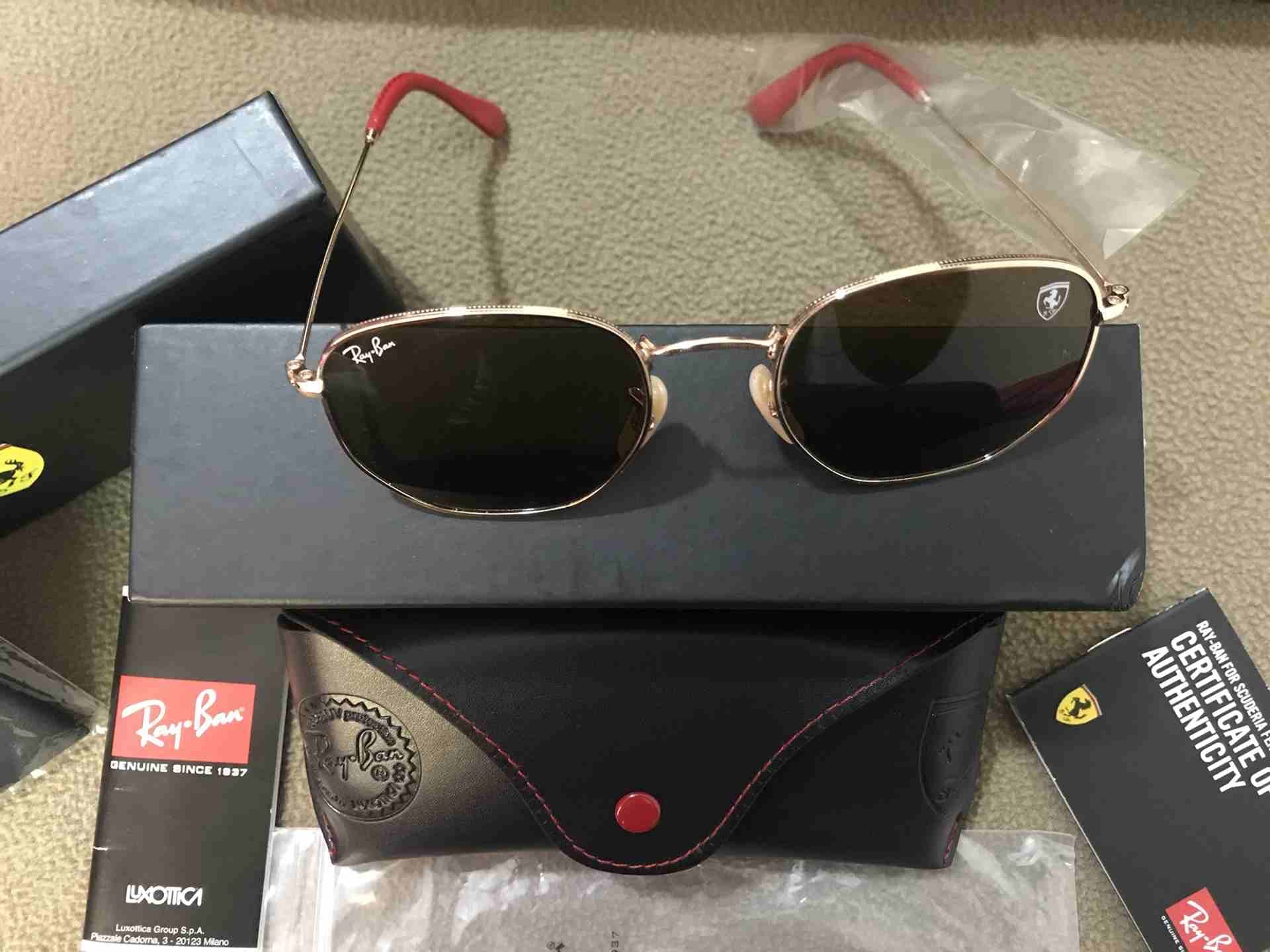 ريبان من سكوديريا فيراري Rayban for Scuderia Ferrari
لا تنسَ أنك شاهدت هذا الإعلان في عنكبوت
Rayb...