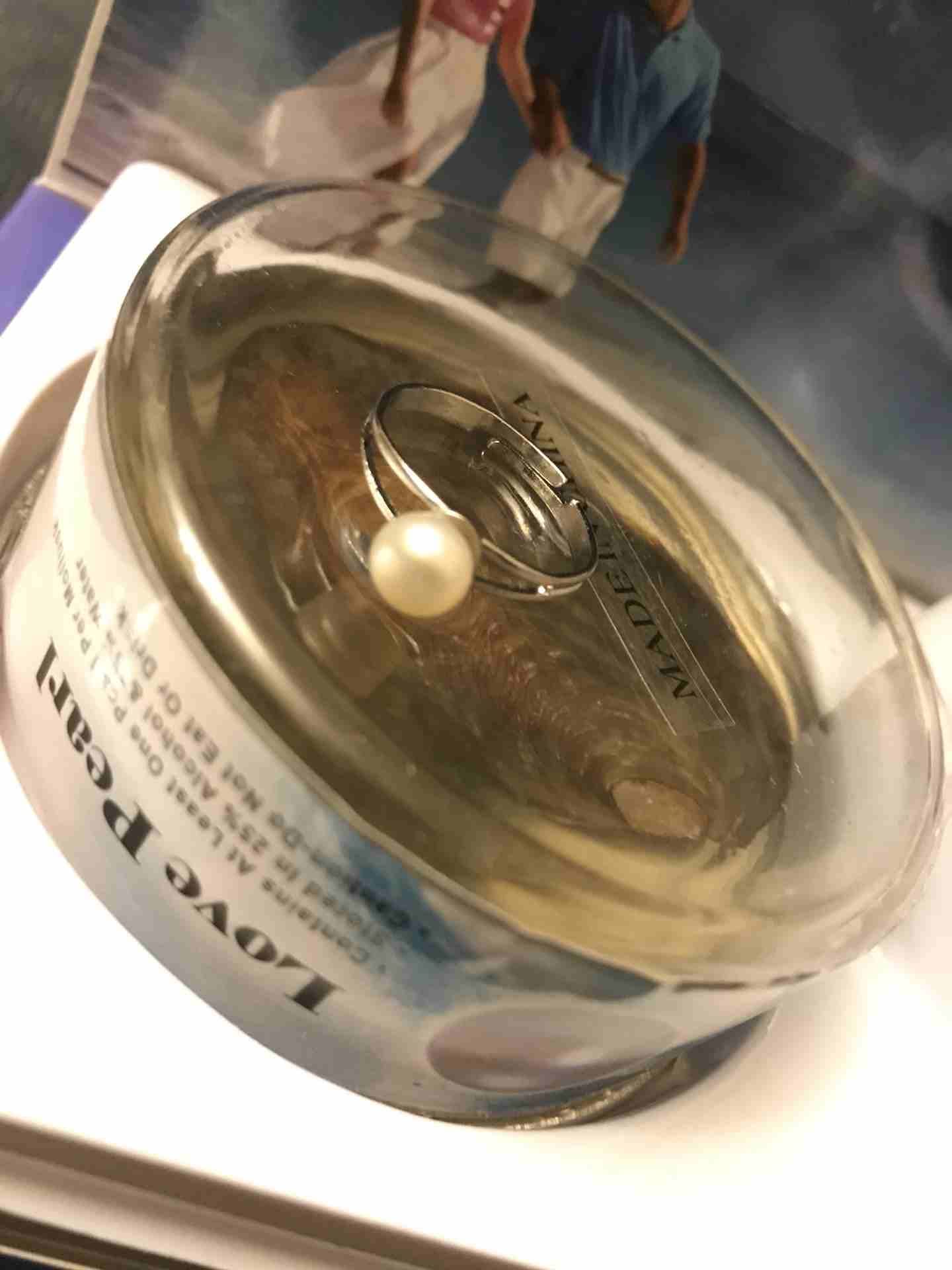 pearl fish in oyster
لا تنسَ أنك شاهدت هذا الإعلان في عنكبوت
سنسال مع تعليقة اللؤلؤة التي تخرجها...
