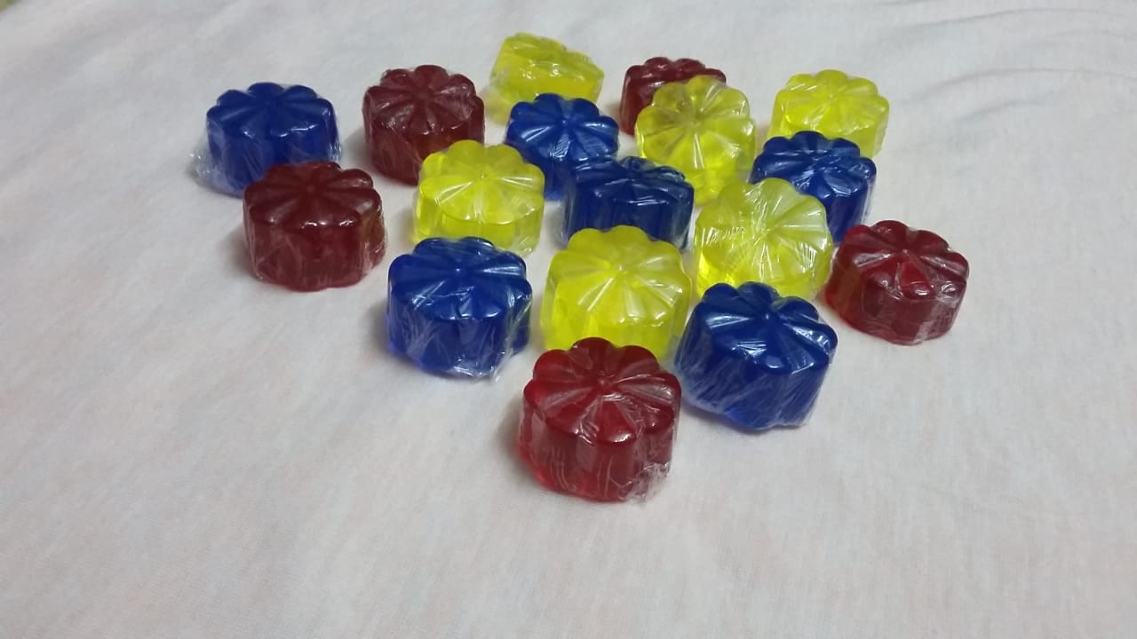 صناعات يدويه
لا تنسَ أنك شاهدت هذا الإعلان في عنكبوت
حروف مزينه و صابون معطر و اطواق بنات وبك...