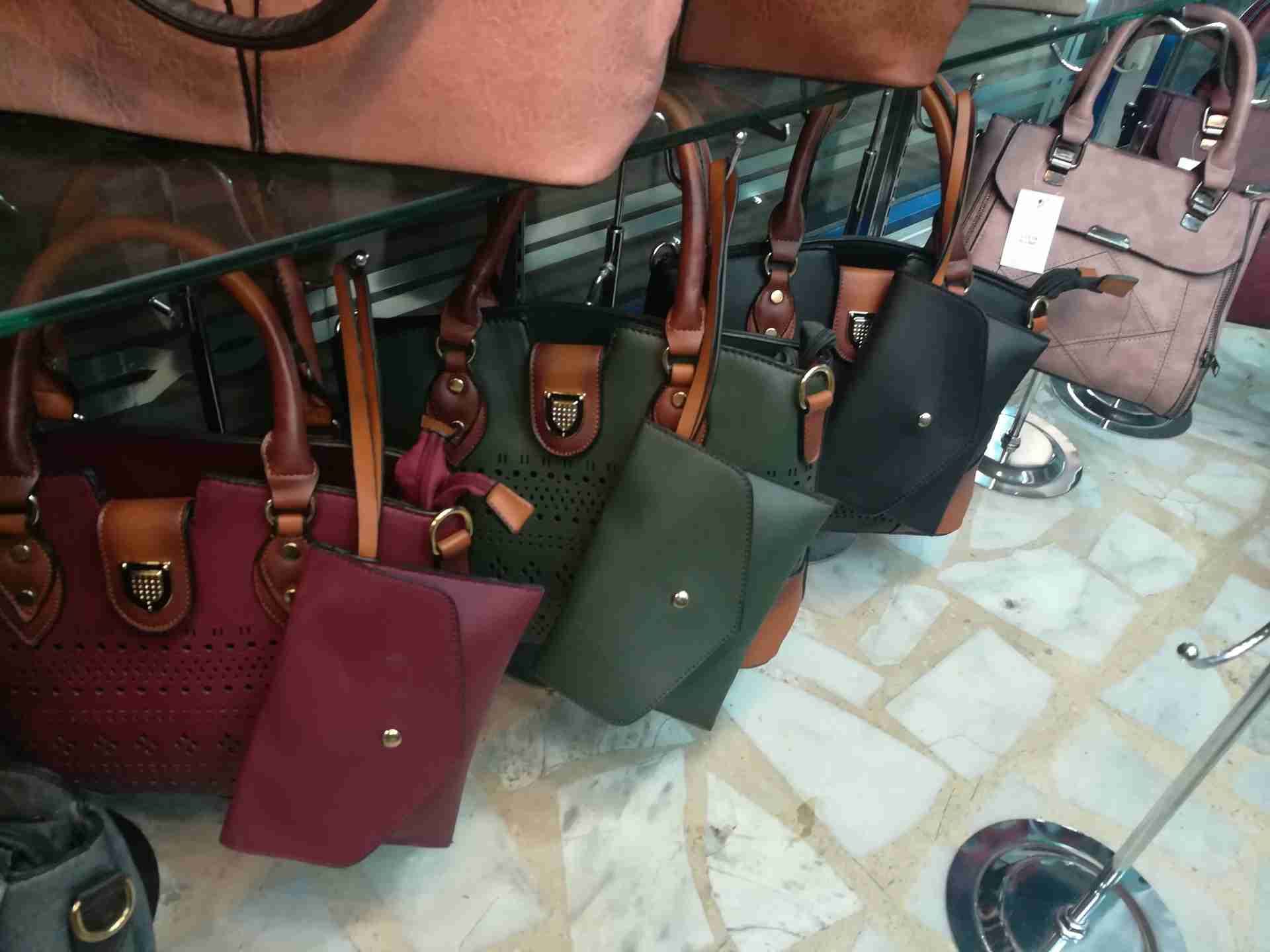 الزرقاء. البيع جمله فقققط
لا تنسَ أنك شاهدت هذا الإعلان في عنكبوت
شنط يد ستاتي...