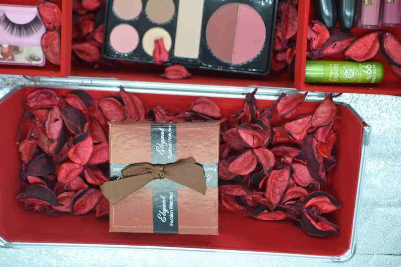 بكج MAKE UP مع بوكس شامل
لا تنسَ أنك شاهدت هذا الإعلان في عنكبوت
يحتوي على :
اربع اقلام روج من ن...