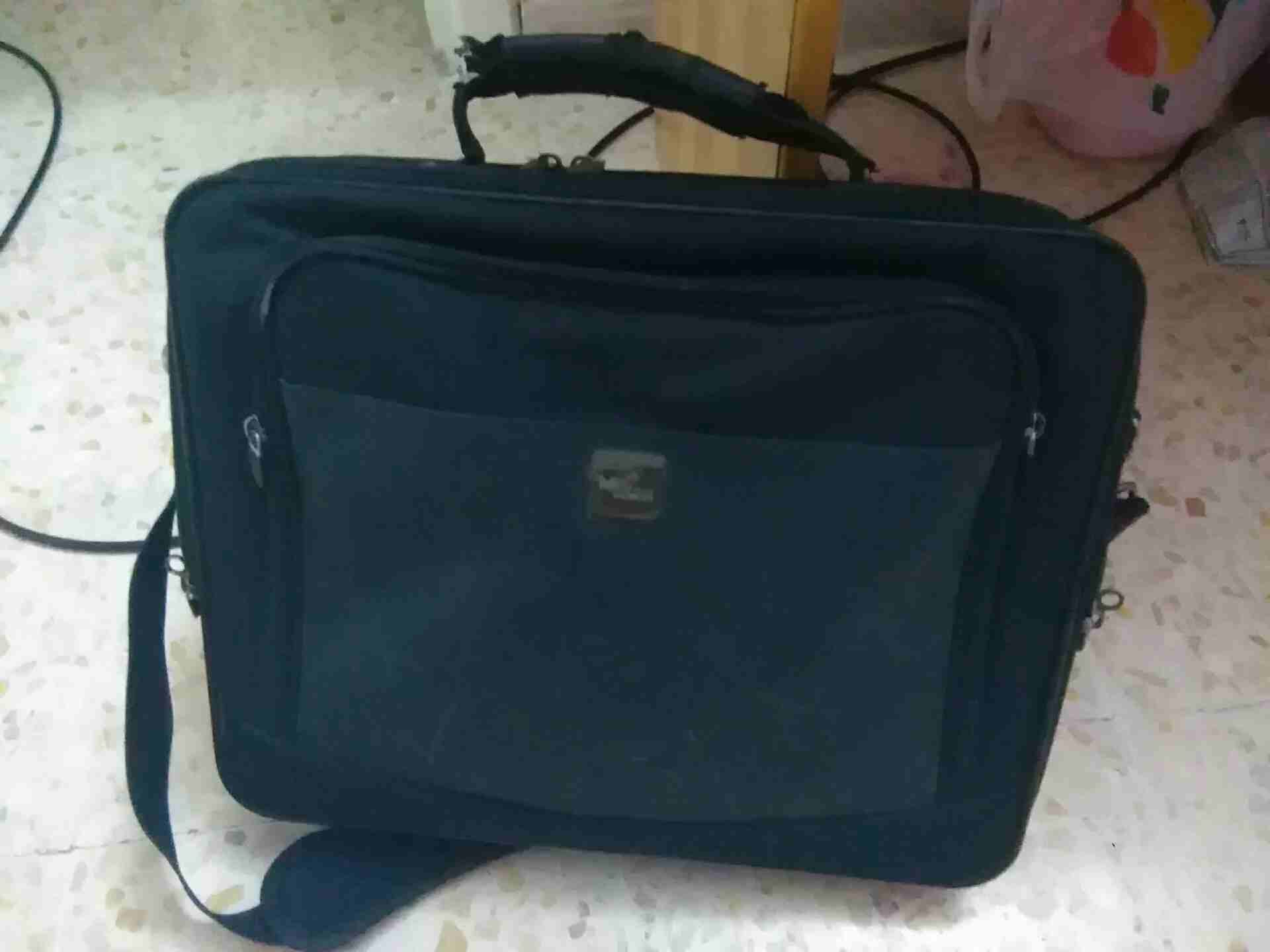للبدل ع تبفون
لا تنسَ أنك شاهدت هذا الإعلان في عنكبوت
لاب توب Fujitsu اخو الوكاله معه شنطه و شاحن...