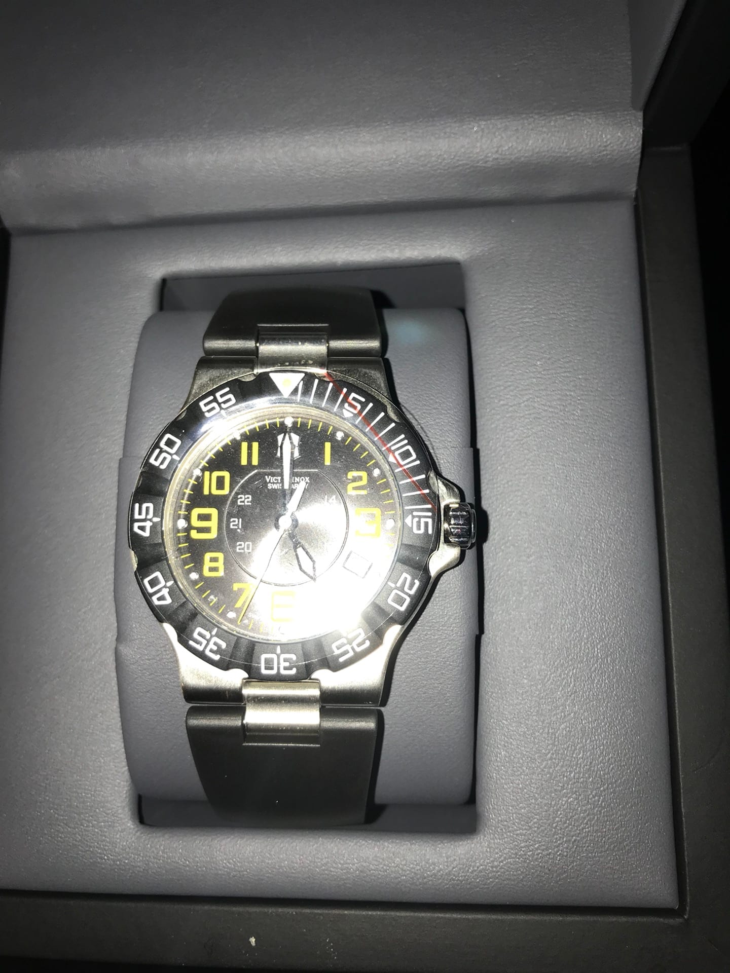 VICTORINOX ( swiss army )
لا تنسَ أنك شاهدت هذا الإعلان في عنكبوت
ساعة جديدة لم تلبس ولا ث...