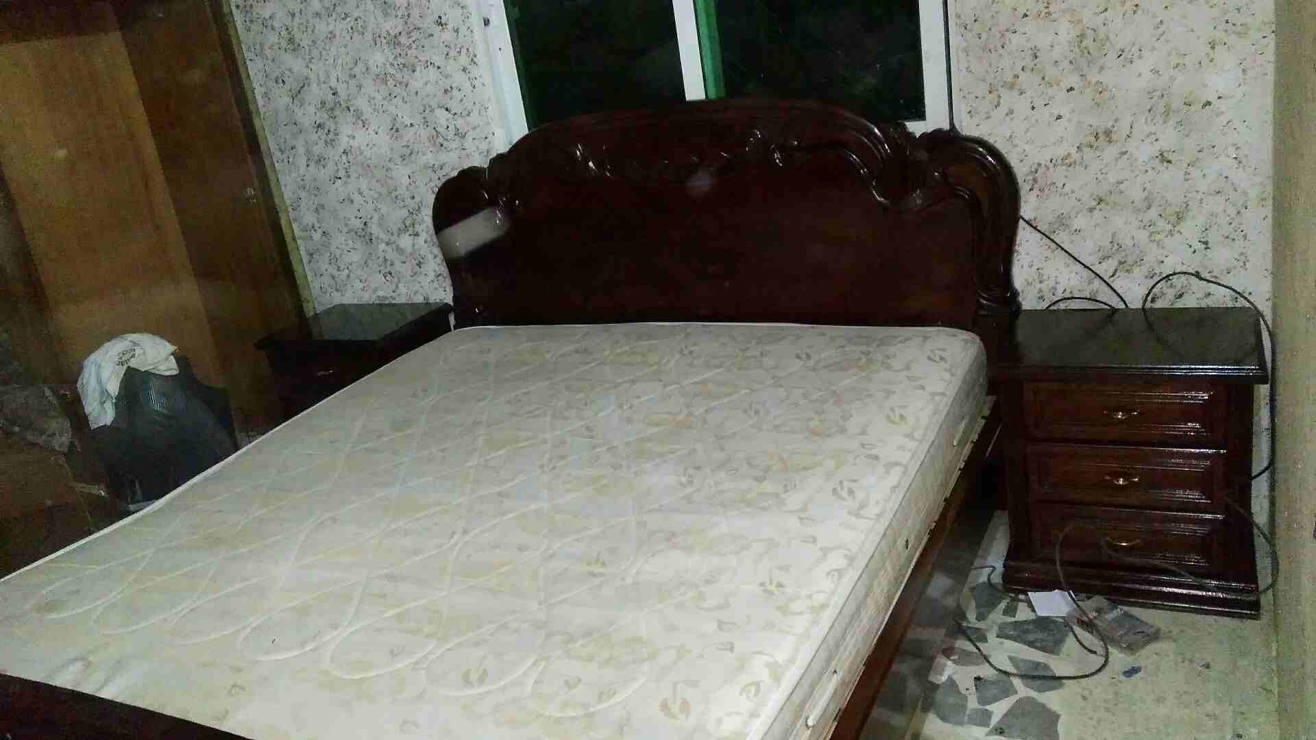 عفش بيت
لا تنسَ أنك شاهدت هذا الإعلان في عنكبوت
غرفة نوم ماستر خشب زان بدون خزانه السعر 150
صوبه...