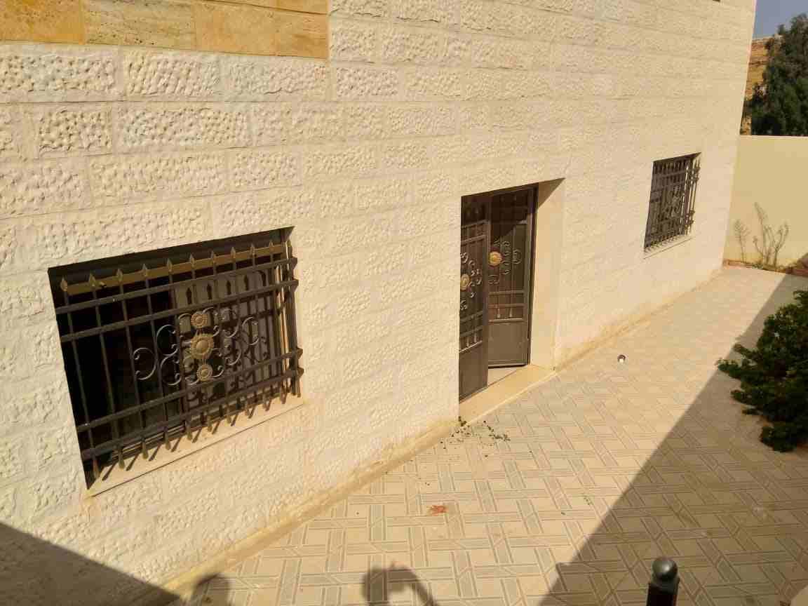 شقة للبيع شبة أرضية بأبو نصير
لا تنسَ أنك شاهدت هذا الإعلان في عنكبوت
شقة شبة أرضية مساحتها 125 م...