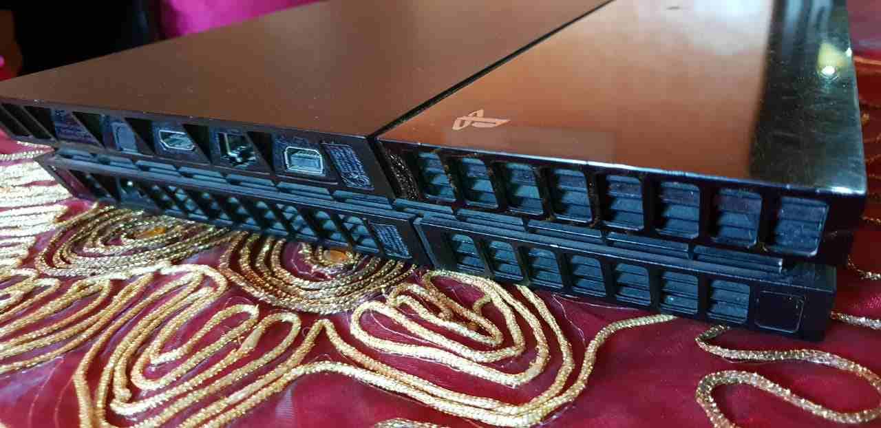 ps4 للبيع بحالة الوكالة
لا تنسَ أنك شاهدت هذا الإعلان في عنكبوت
نظيفة 100%
مع سلك Hdmi
وكمان vr م...