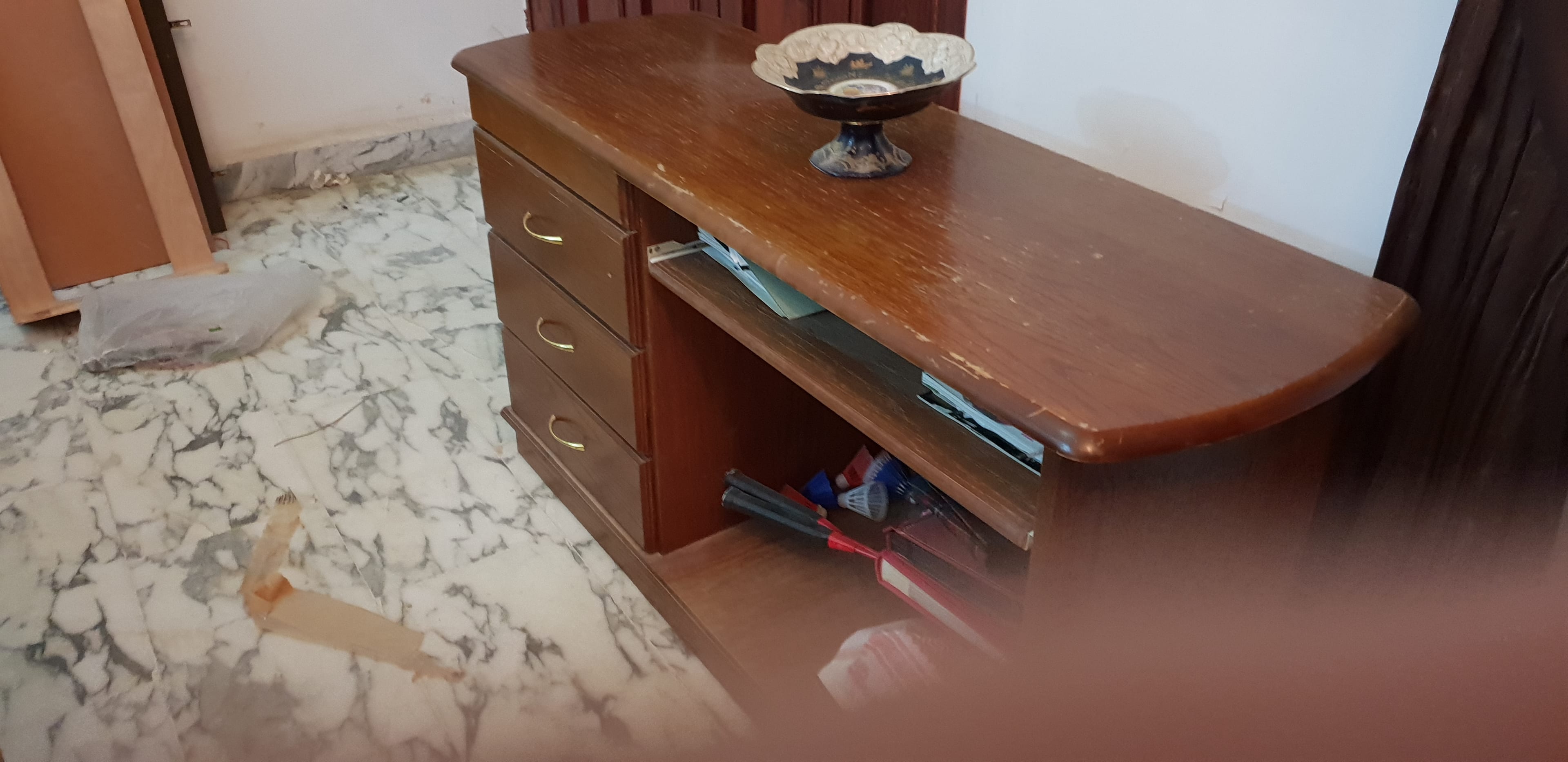 مكتب مدير مع كرسي ومكتب جانبي مع كرسين للبيع
لا تنسَ أنك شاهدت هذا الإعلان في عنكبوت
خشب زان...