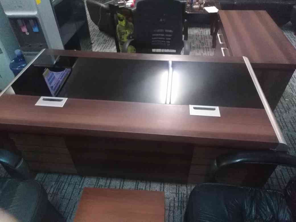 مكتب مدير فخم مع كراسي جلد شبه جديد بسعر مغري تركي
لا تنسَ أنك شاهدت هذا الإعلان في عنكبوت
أث...