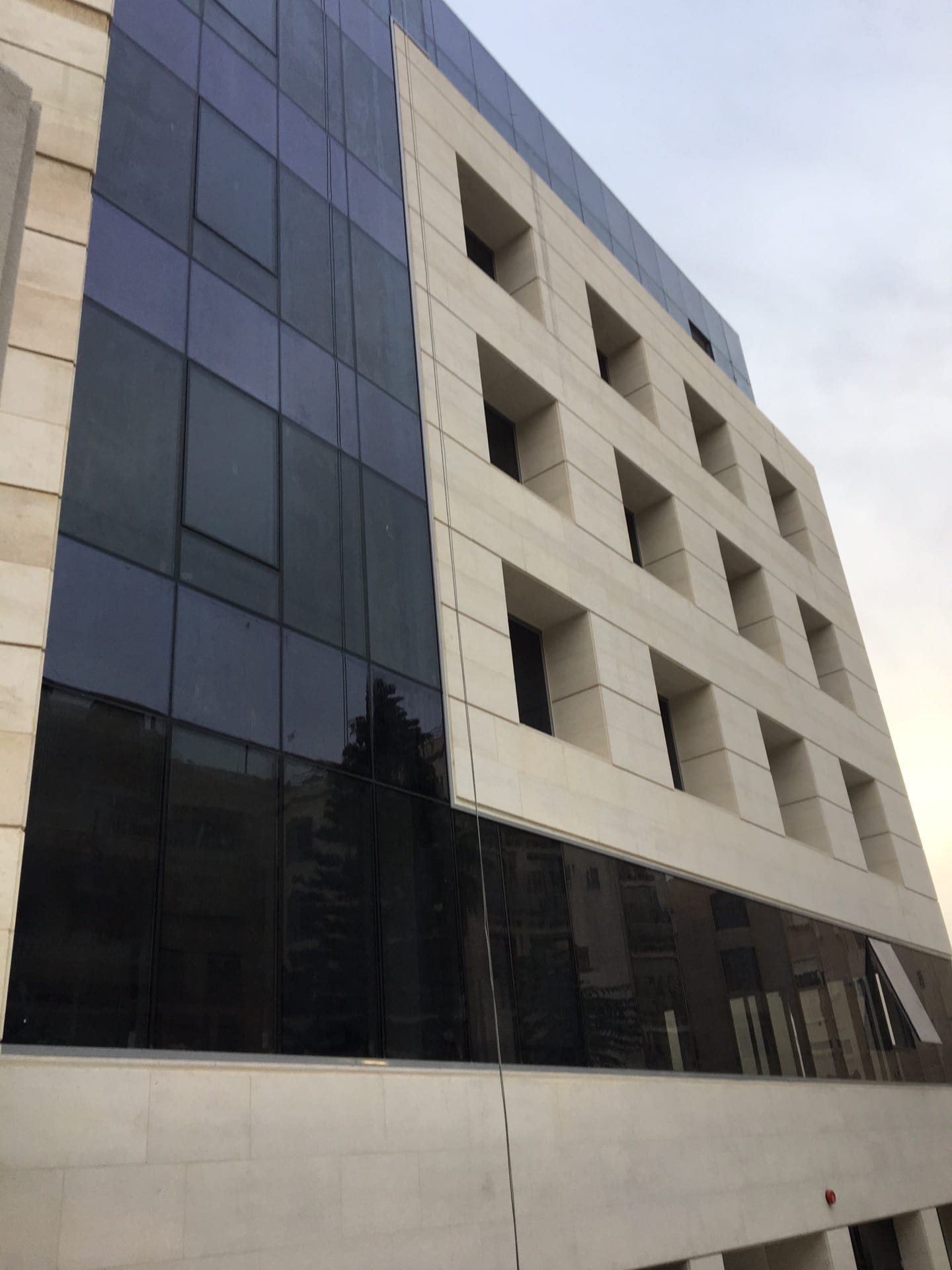 عيادات طبية و مساحات طبية و تجارية مميزة في شارع ابن خلدون بالقرب من مستشفى الخالدي
لا تنسَ أنك شاهدت هذا الإعلان في عنكبوت...