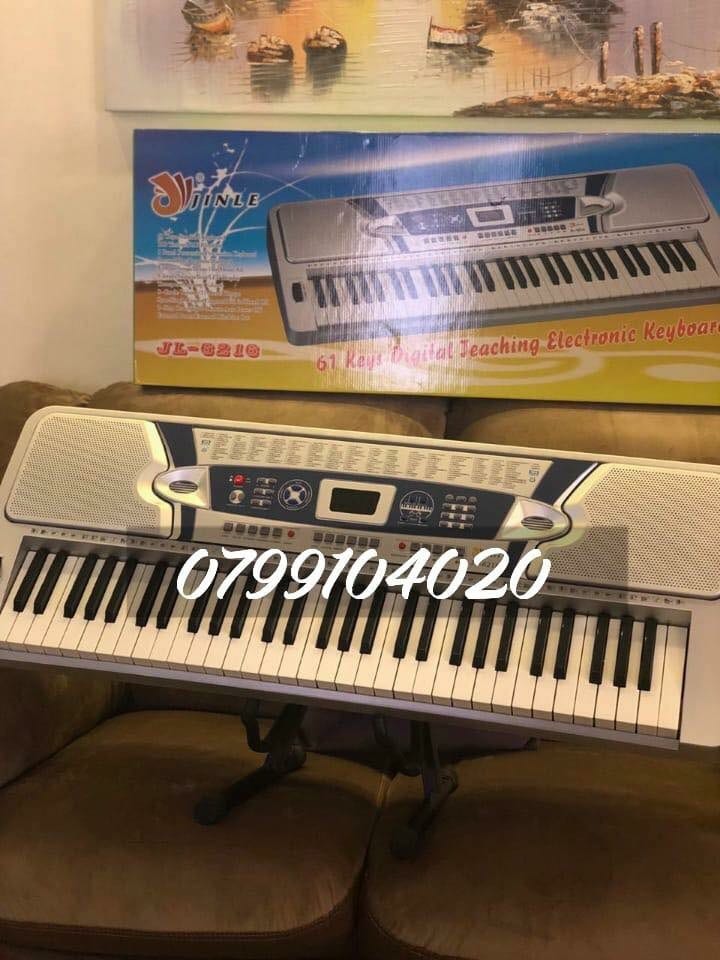 بيانو جديد فخم جدا جديد بالكرتونه مسكر 290 لحن ونغمات كامله له مداخل هاتف ومكرفون ومداخل
لا تنسَ أنك شاهدت هذا الإعلان في عنكبوت...
