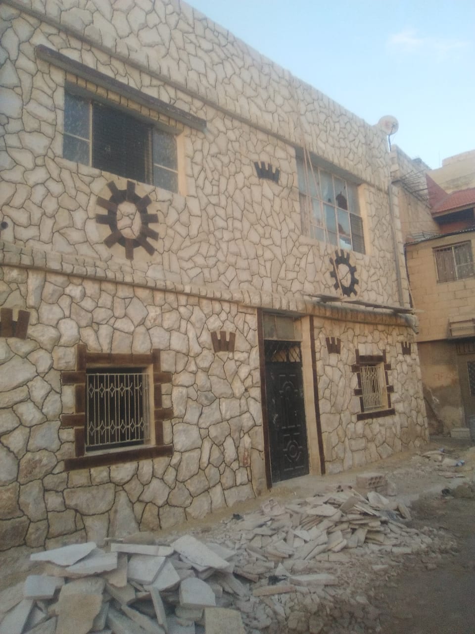 شحف ديكورات المتر 4 مع المواد
لا تنسَ أنك شاهدت هذا الإعلان في عنكبوت
معلم حجر...