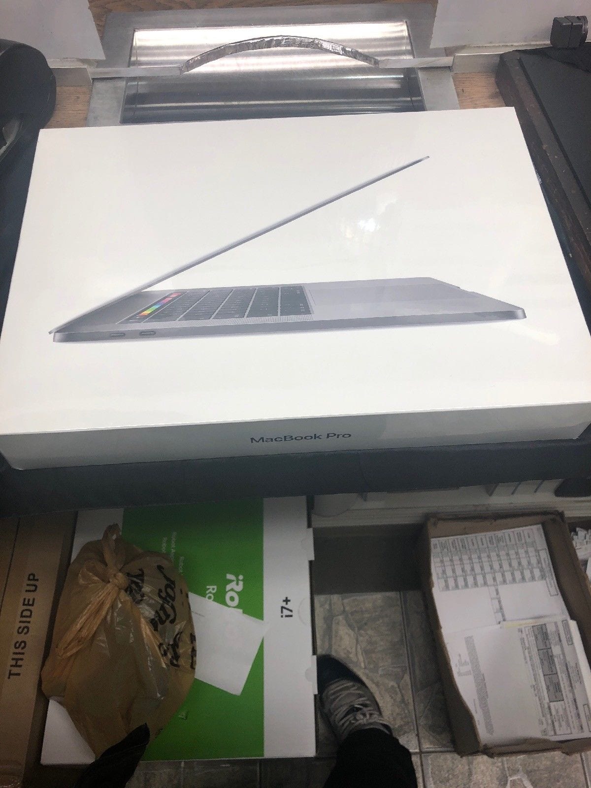 New sealed 2018 15" Apple MacBook Pro 2.2ghz 6-core i7, 16GB RAM, 256SSD
GENUINE SALE! WITH RECEIPT – 12 MONTHS APPLE WARRANTY.
Any interested buyer should please contact us for more info...