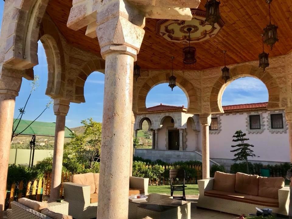 فيلا ومزرعة مبنية على هيئة قصر أندلسي ببيرين
لا تنسَ أنك شاهدت هذا الإعلان في عنكبوت
المبيت م...