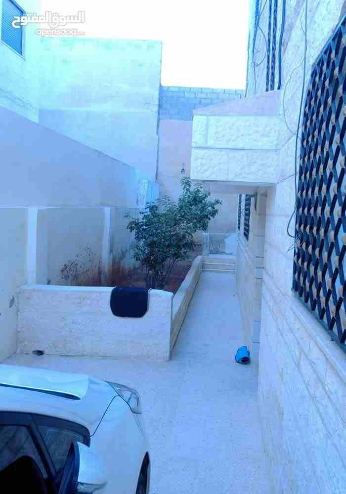 السلام وعليكم ورحمة الله وبركاته
عندي عماره للبيع من المالك المباشر
عماره مكونه من طابقين والطابق الثالث مرفوع شموع عماره مكون من اربع واجهات حجر مدهونه دهان خارجي جديد عماره ما شاء الله عليه الطابق...