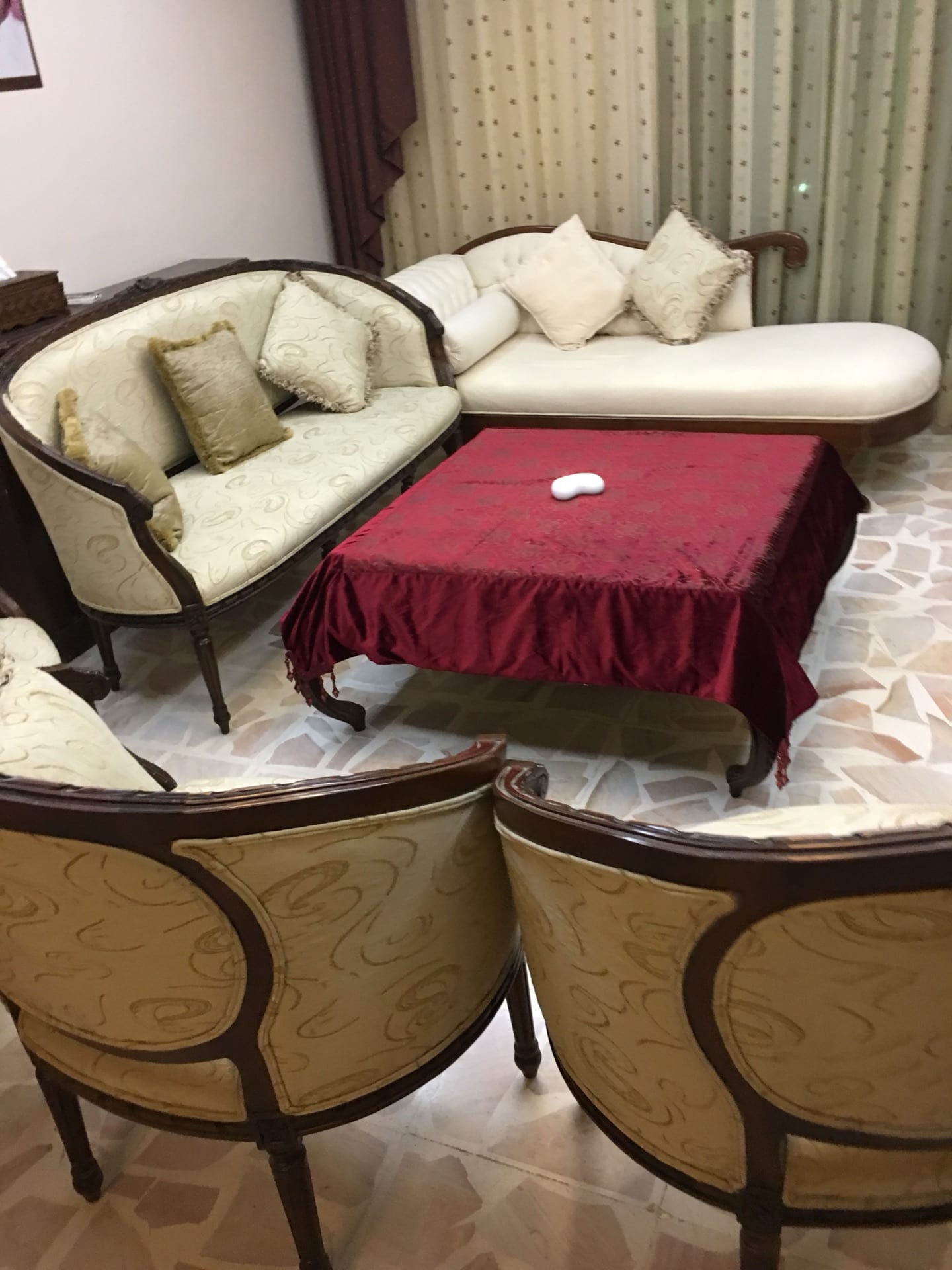 دوار ابو نصير شقه 4 غرف مفروش للبيع من المالك مباشره وذلك بدواعي السفر
لا تنسَ أنك شاهدت هذا الإعلان في عنكبوت...