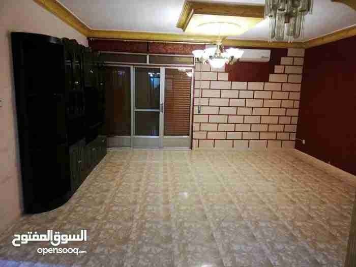 شقة للايجار - ابو نصير
لا تنسَ أنك شاهدت هذا الإعلان في عنكبوت
شقة مساحتها 155 مع ترس وحديقتي...