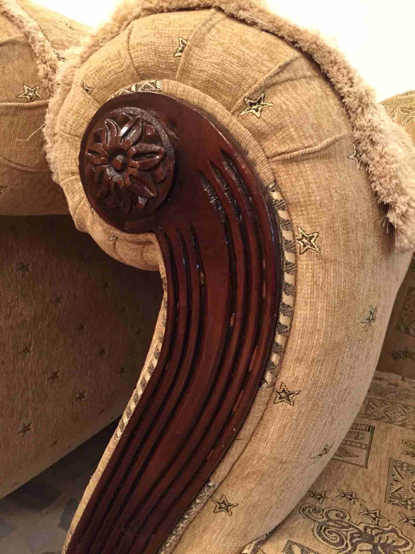 طقم كنب مستعمل للبيع
لا تنسَ أنك شاهدت هذا الإعلان في عنكبوت
طقم الكنب بحالة ممتازة
الخشب ممتاز...