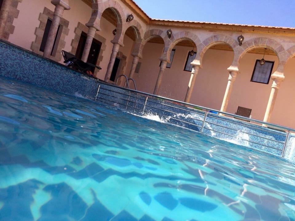 فيلا ومزرعة مبنية على هيئة قصر أندلسي ببيرين
لا تنسَ أنك شاهدت هذا الإعلان في عنكبوت
المبيت م...