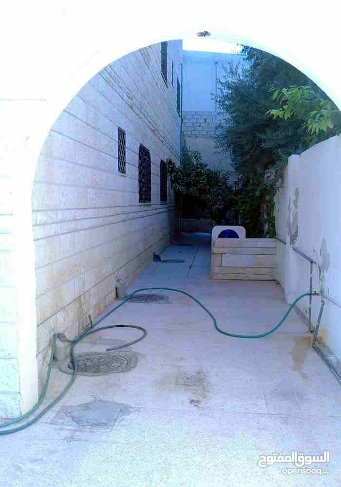 السلام وعليكم ورحمة الله وبركاته
عندي عماره للبيع من المالك المباشر
عماره مكونه من طابقين والطابق الثالث مرفوع شموع عماره مكون من اربع واجهات حجر مدهونه دهان خارجي جديد عماره ما شاء الله عليه الطابق...