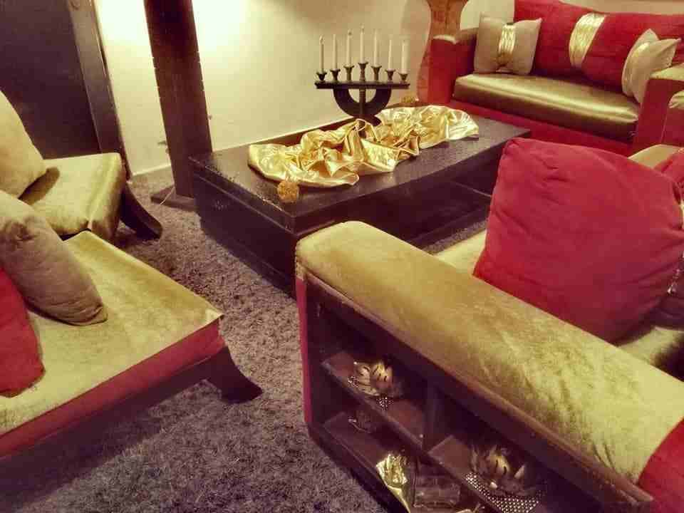 طقم كنب تركي راقي جدا وجميل مفصل تفصيل خشب سويدي ثقيل مع طاولة وسط لاصحاب الذوق
لا تنسَ أنك شاهدت هذا الإعلان في عنكبوت...