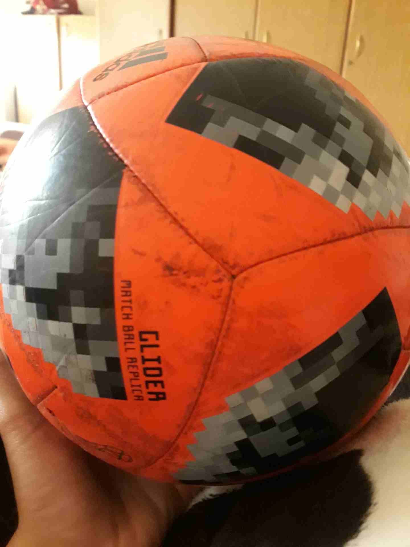 كرة adidas اصليه
لا تنسَ أنك شاهدت هذا الإعلان في عنكبوت
يوجد فيها القليل من الشخوط السعر 5 دينار...