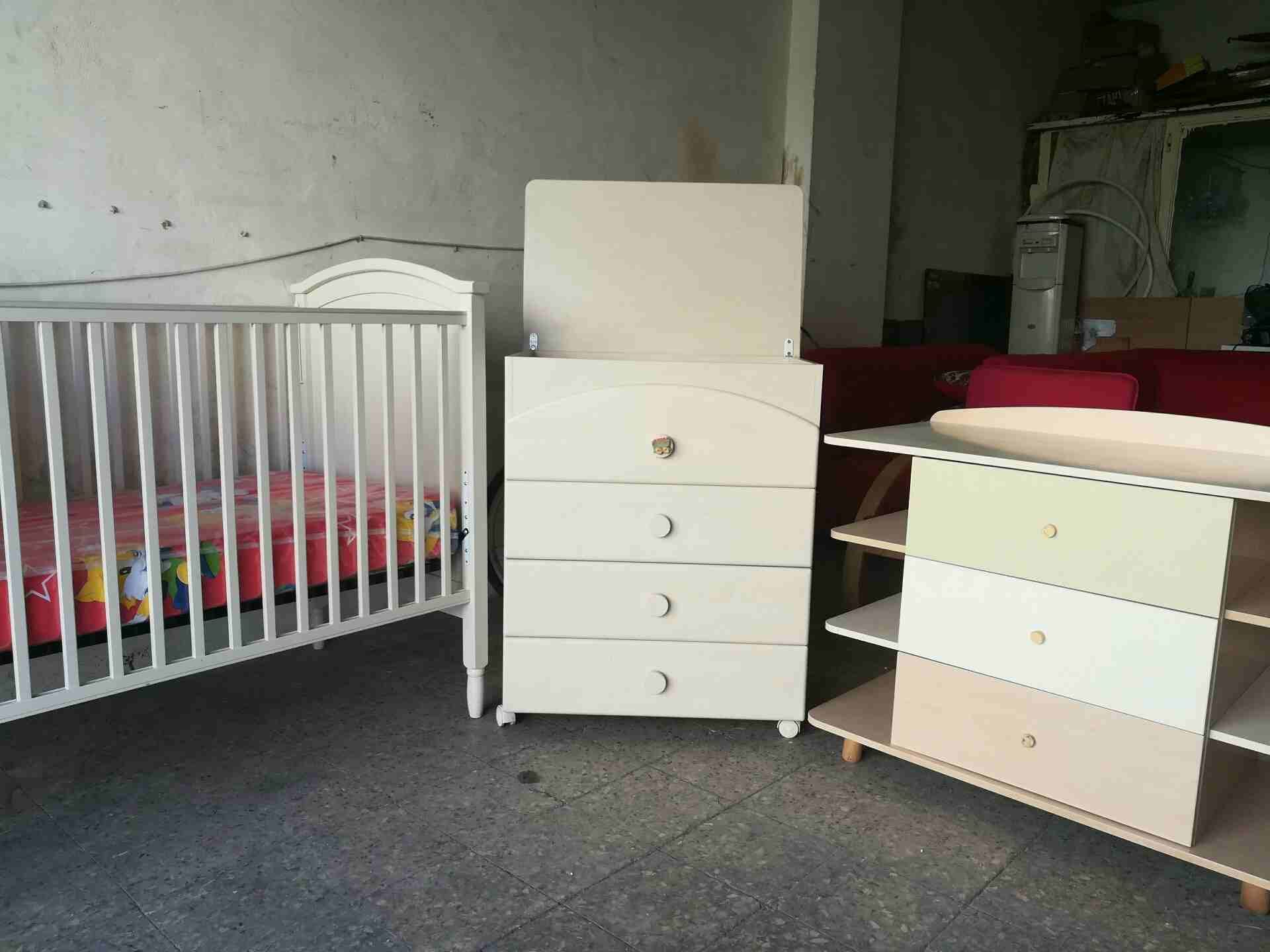 غرفة بيبي للبيع
لا تنسَ أنك شاهدت هذا الإعلان في عنكبوت
مكونه من 3قطع بحالة الجديد...