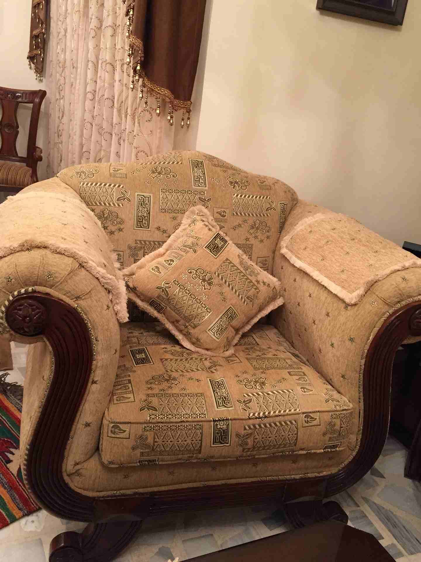 طقم كنب مستعمل للبيع
لا تنسَ أنك شاهدت هذا الإعلان في عنكبوت
طقم الكنب بحالة ممتازة
الخشب ممتاز...
