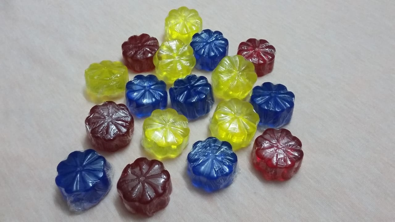 صناعات يدويه
لا تنسَ أنك شاهدت هذا الإعلان في عنكبوت
حروف مزينه و صابون معطر و اطواق بنات وبك...