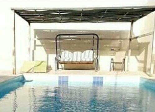 للبيع : - ارض بمساحة 347مترفي منطقة الجوفة الاغوارعلى ثلاث شوارع عليها بركة سباحه وبيت طابقين معفش عفش بسيط يخدم البركة مع شورات خارجيه للبيع كإستثمار بدخل شهري لابأس فيه للراغبين باتخاذ القطعة للإستث...