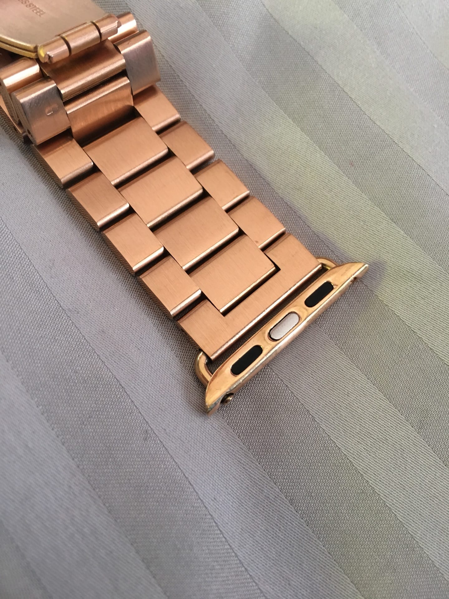 Apple watch bands
لا تنسَ أنك شاهدت هذا الإعلان في عنكبوت
size :38mm
Color :Gold...