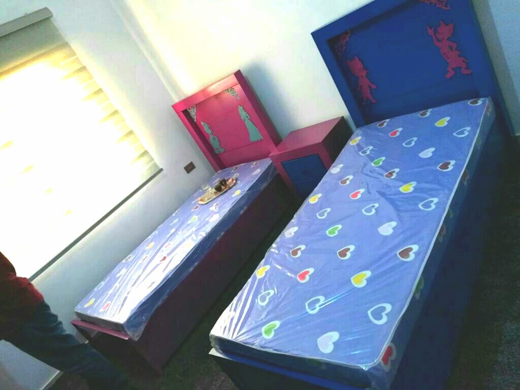 غرف نوم بناتي تفصيل / أجود أنواع الخشب
لا تنسَ أنك شاهدت هذا الإعلان في عنكبوت
الموديل واللون...