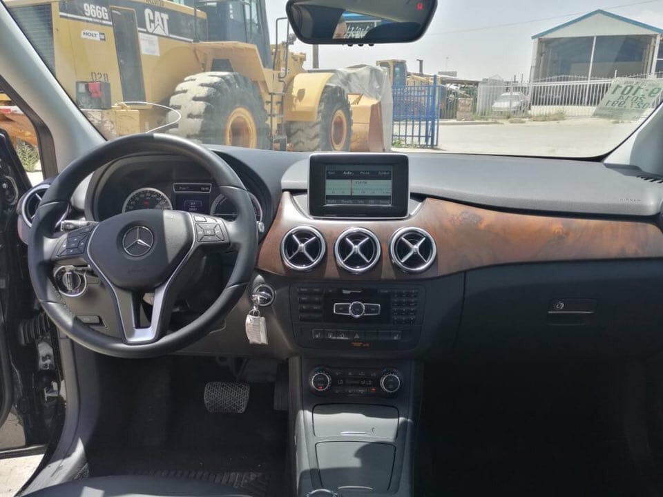 مرسيدس كهربائيه
لا تنسَ أنك شاهدت هذا الإعلان في عنكبوت
لون أسود مع فرش جلد أصلي أسود، كراسي...