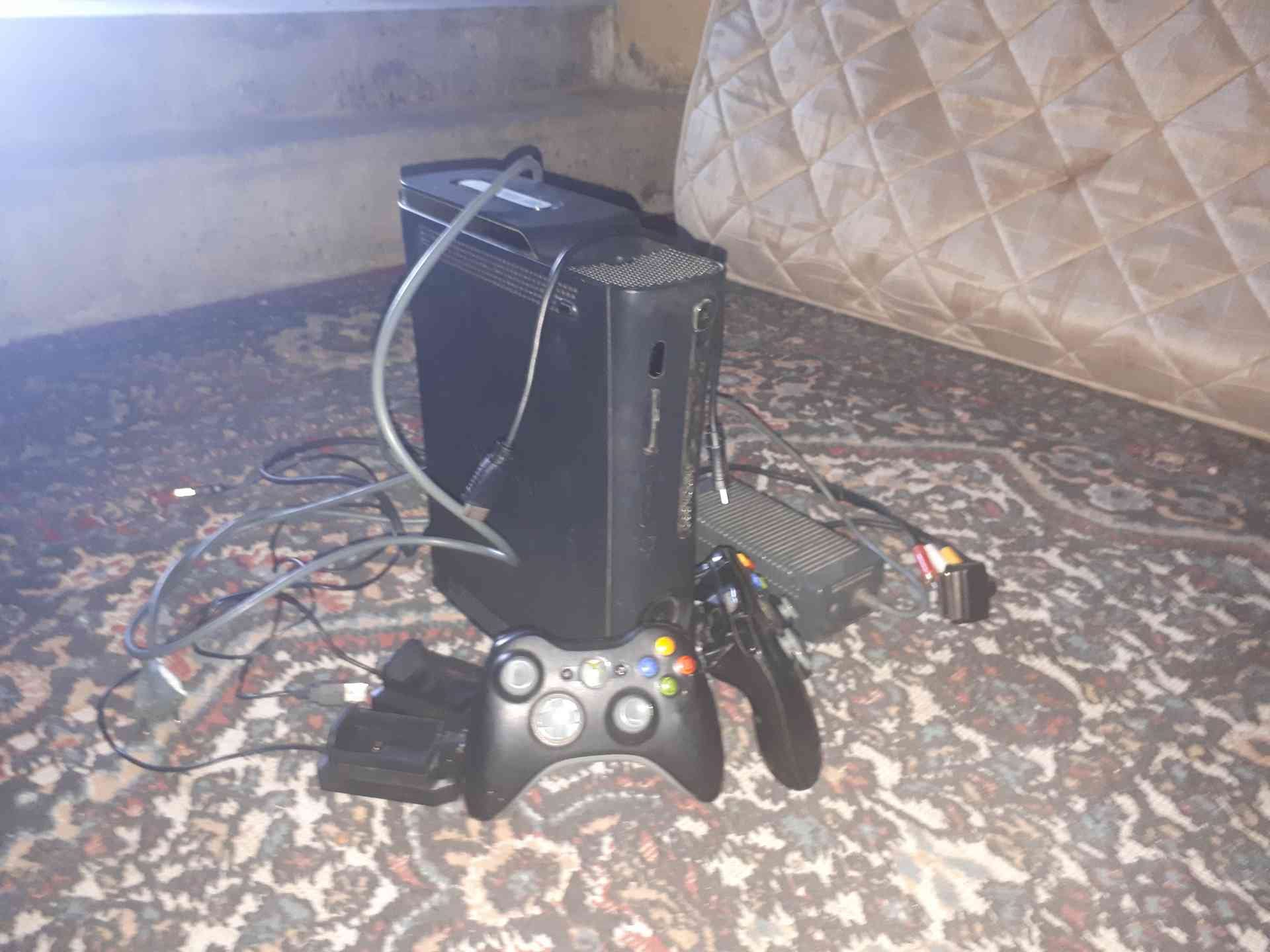 اكس بوكس 360 بحالة جيدة جدا
لا تنسَ أنك شاهدت هذا الإعلان في عنكبوت
ايدين شحن ، مع جميع الوص...