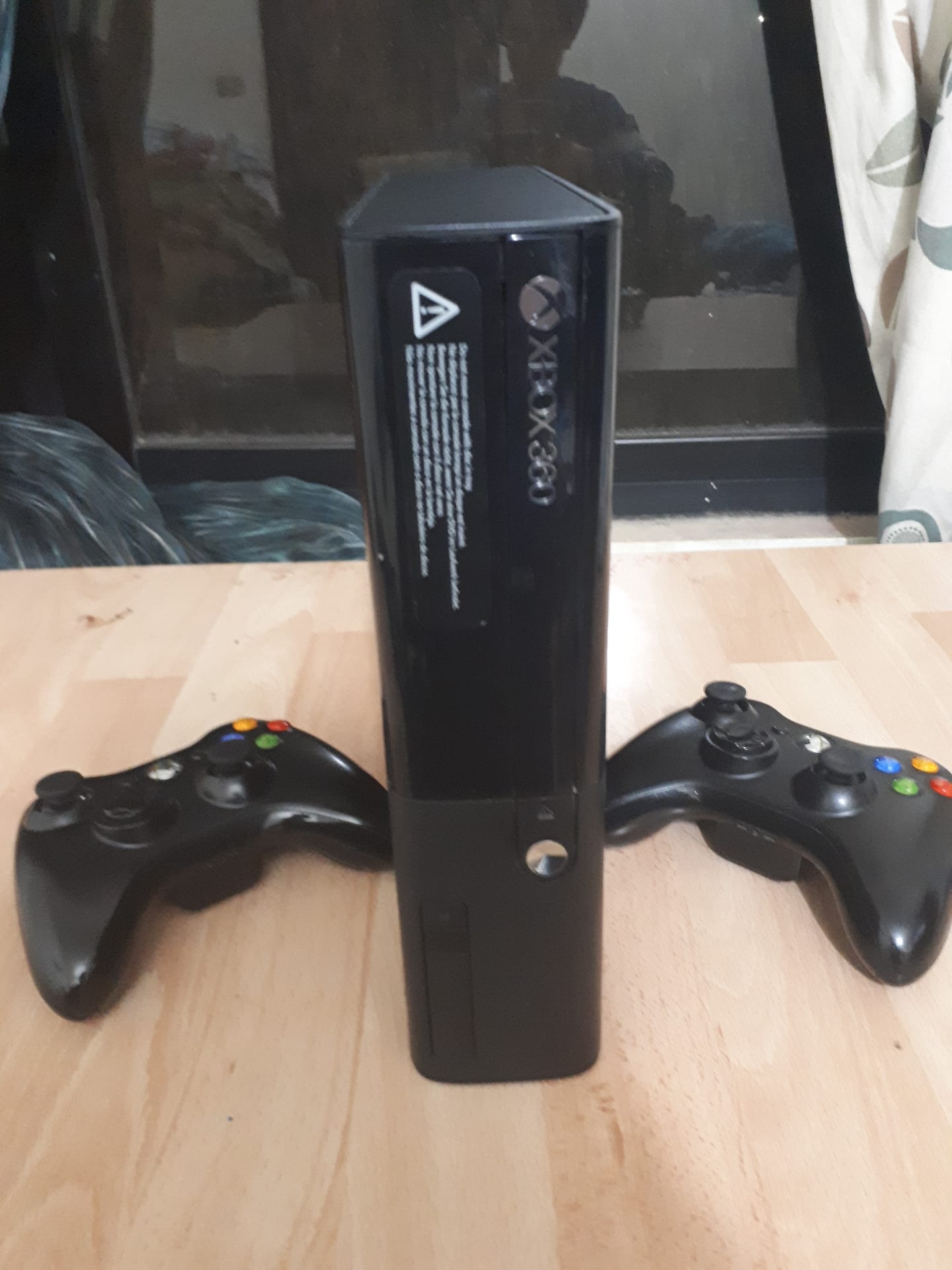 xbox 360 بحالة جيدة قابل للتفواض
لا تنسَ أنك شاهدت هذا الإعلان في عنكبوت
اكس بوكس معا ايدتين...