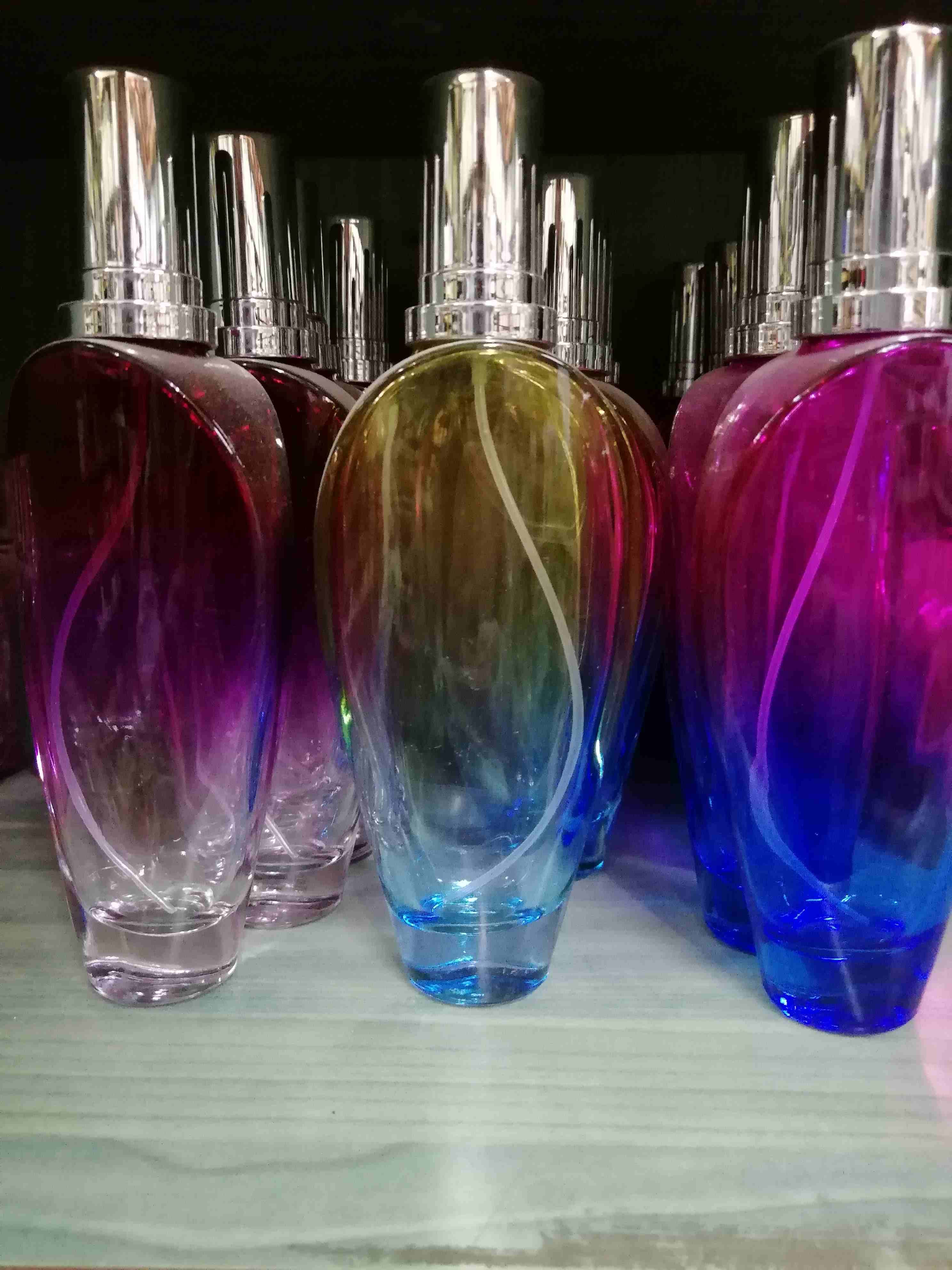 عطور فرنسيه
لا تنسَ أنك شاهدت هذا الإعلان في عنكبوت
للاناقة عنوان... فكرة لصناعة العطور.... صناعه...