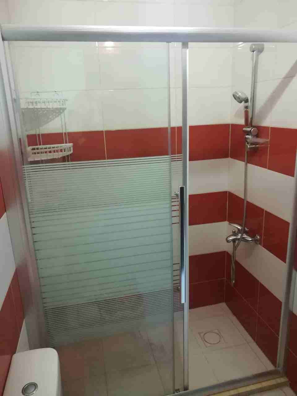 بيت للبيع في المدينة الرياضية
2 غرف نوم و وحدة ماستر
3 حمامات
صالون
مطبخ امريكي
بلكونه صغيره
غرفة ضيوف
عمر البناء: 3 سنين
للبيع مفروش : 61 الف
فاضي : 58000
