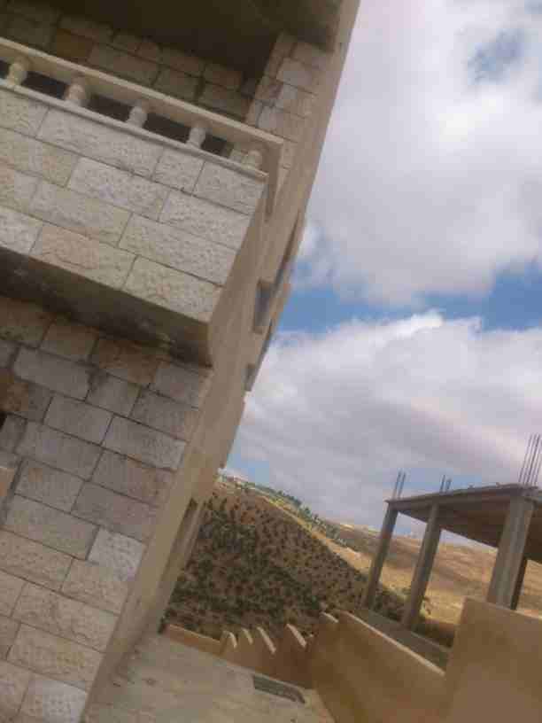 فيلا دوبلكس في بيرين - ام رمانه
عباره طابقين و غرفه تسويه
مساحه الارض كامله 330 متر و البناء 300 متر
واجهة حجر.....بير ماء ....حفره امتصاصيه ....كراجين للسياره
مقصورة قصارة ناعمه بحاجه ل بلاط و...