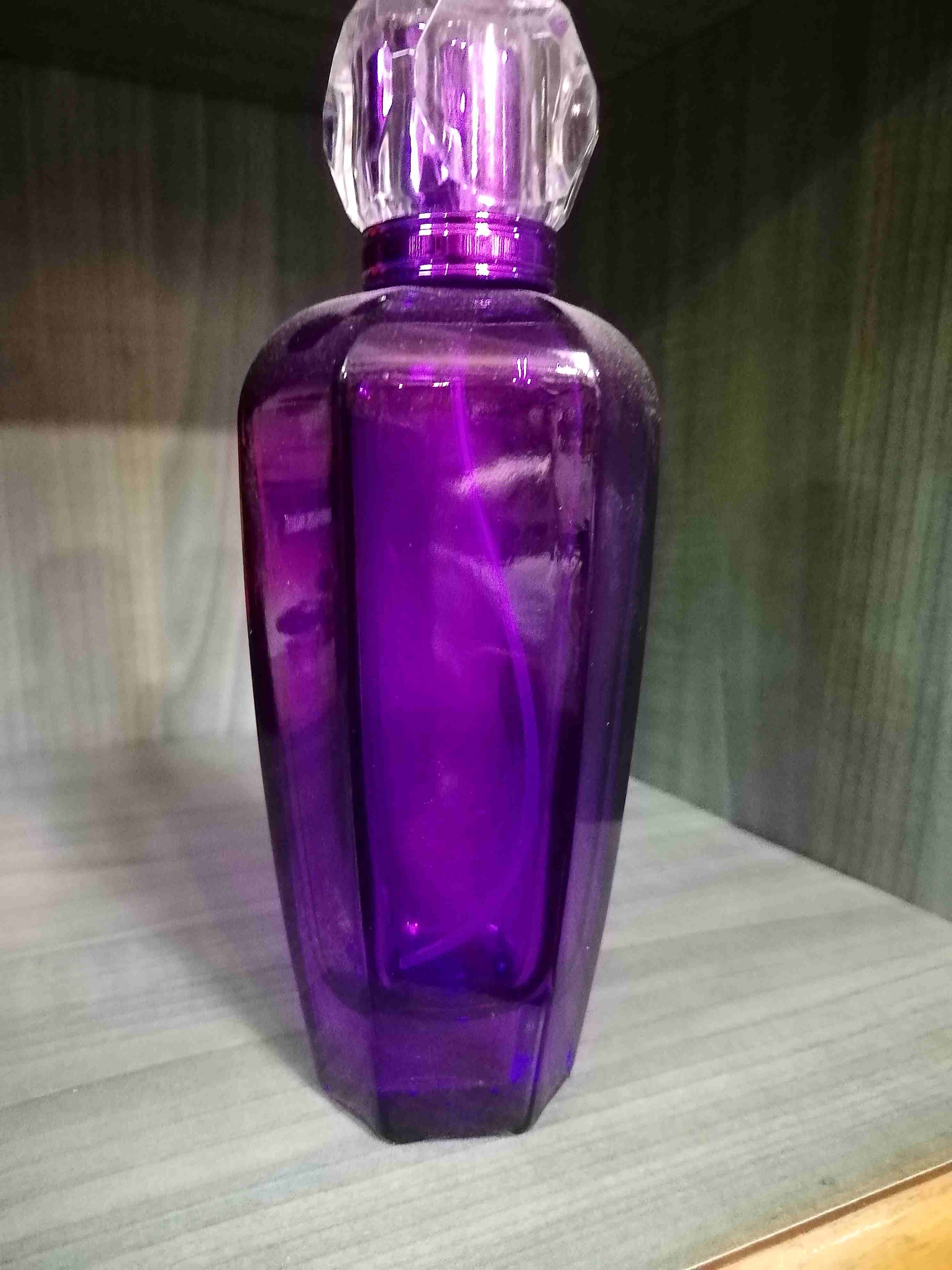 عطور فرنسيه
لا تنسَ أنك شاهدت هذا الإعلان في عنكبوت
للاناقة عنوان... فكرة لصناعة العطور.... صناعه...