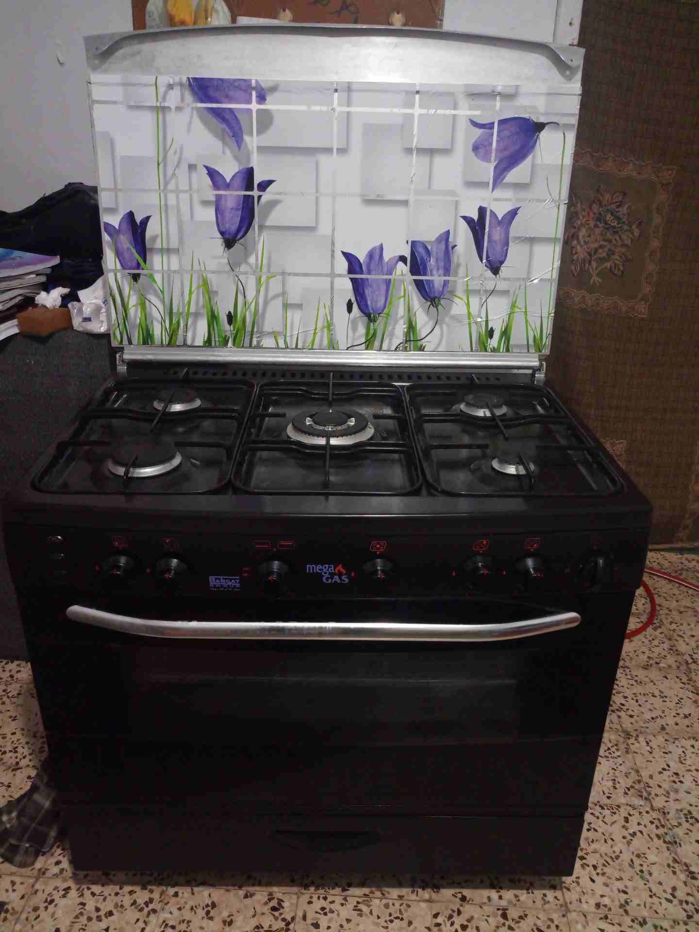غاز فرن خمس عيون اسود مصري قياس 90/60 شغال كامل للتواصل رقم 0789004855
لا تنسَ أنك شاهدت هذا الإعلان في عنكبوت...