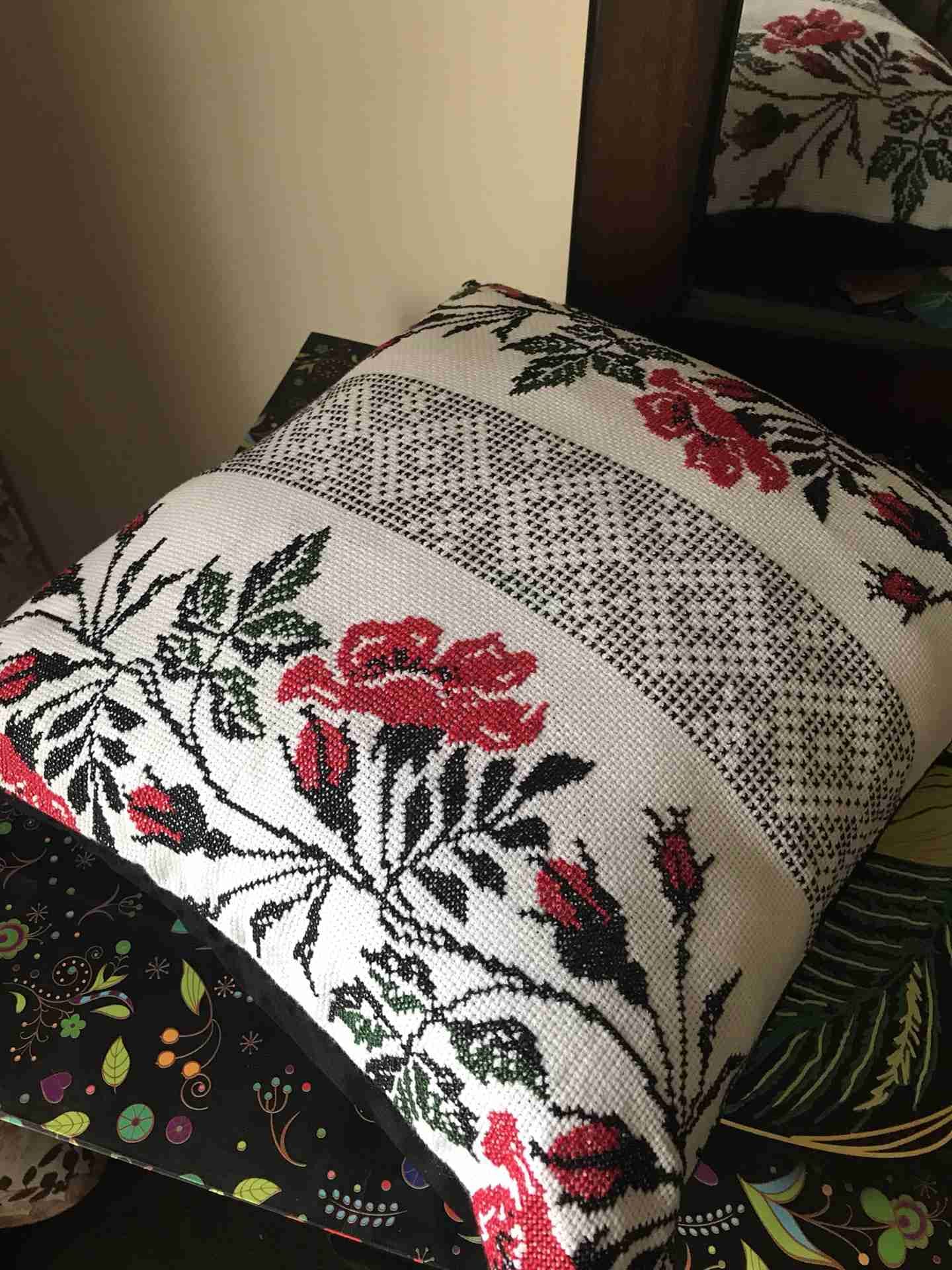 Embroidery cross stitch pillow cover ukranian ethnic pattern
لا تنسَ أنك شاهدت هذا الإعلان في عنكبوت...