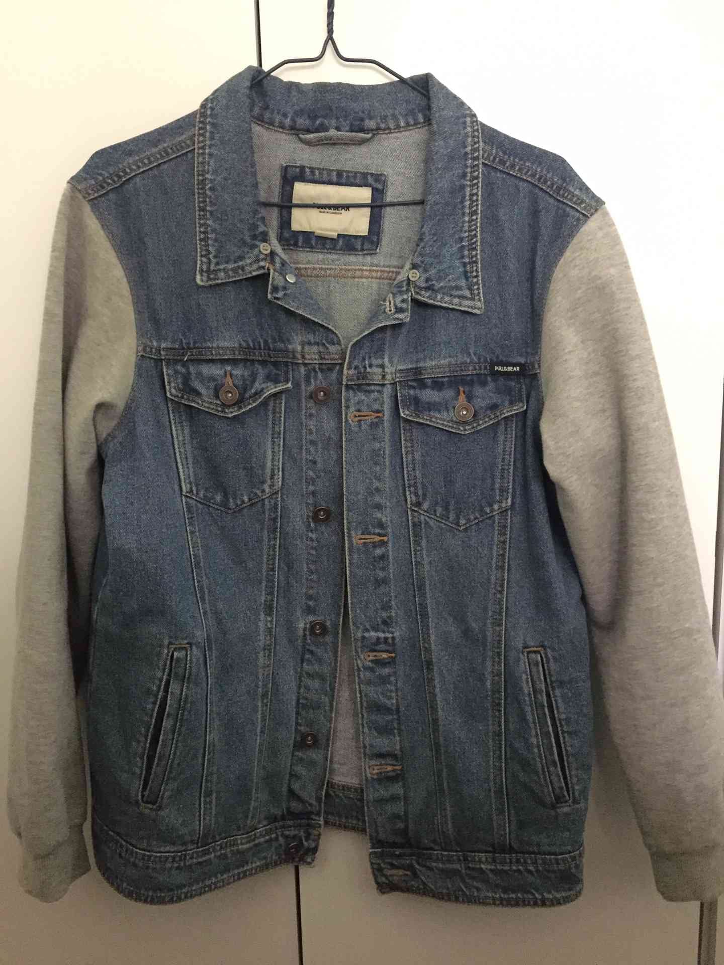 جاكيـت جينز pull&bear حجم medium السعـر نهائـي : 40 دينار
لا تنسَ أنك شاهدت هذا الإعلان في عنكبوت...